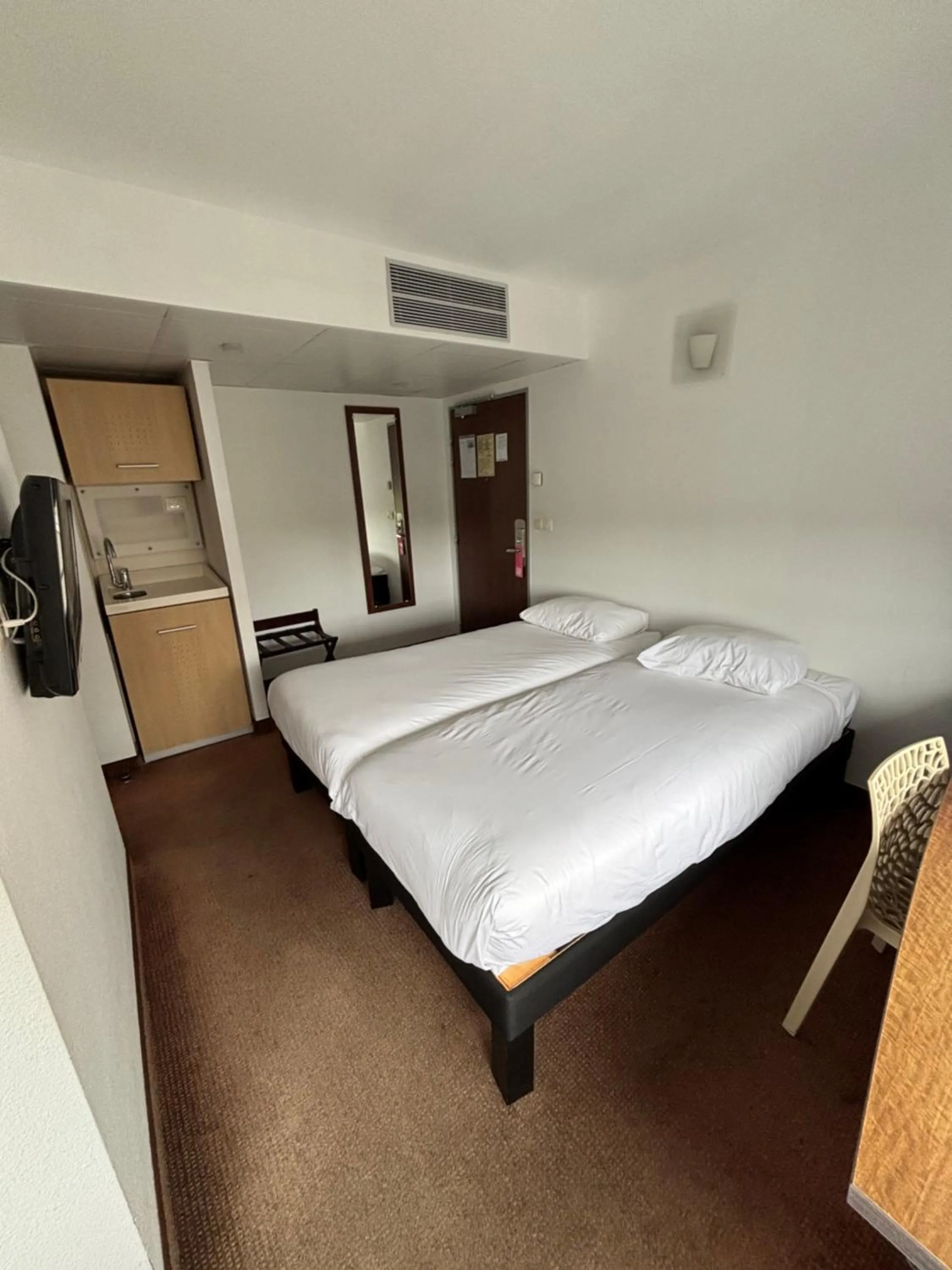 Photo of the whole room, Bed in ibis Styles Bethune Bruay la Buissière