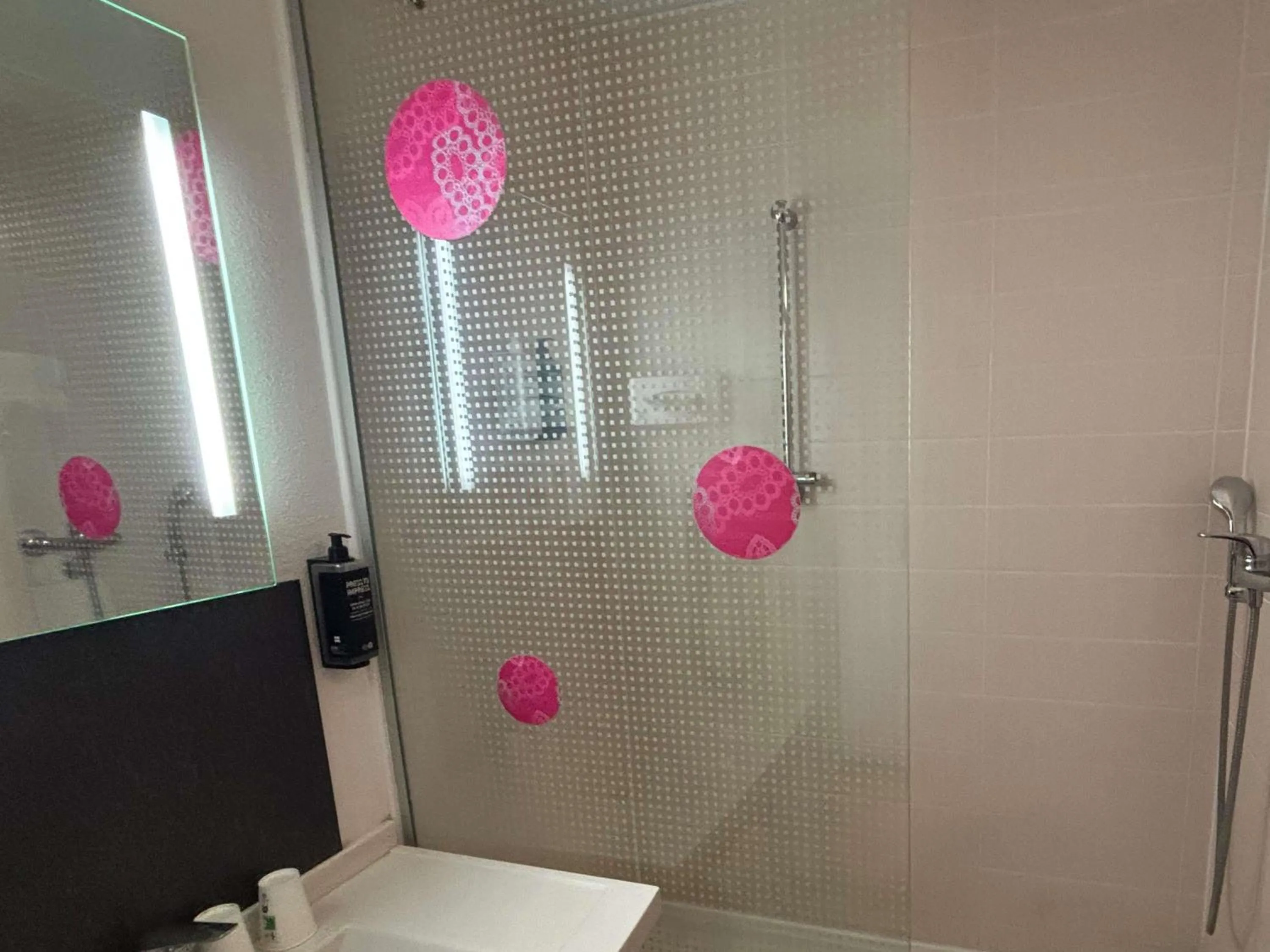 Bedroom in ibis Styles Bethune Bruay la Buissière