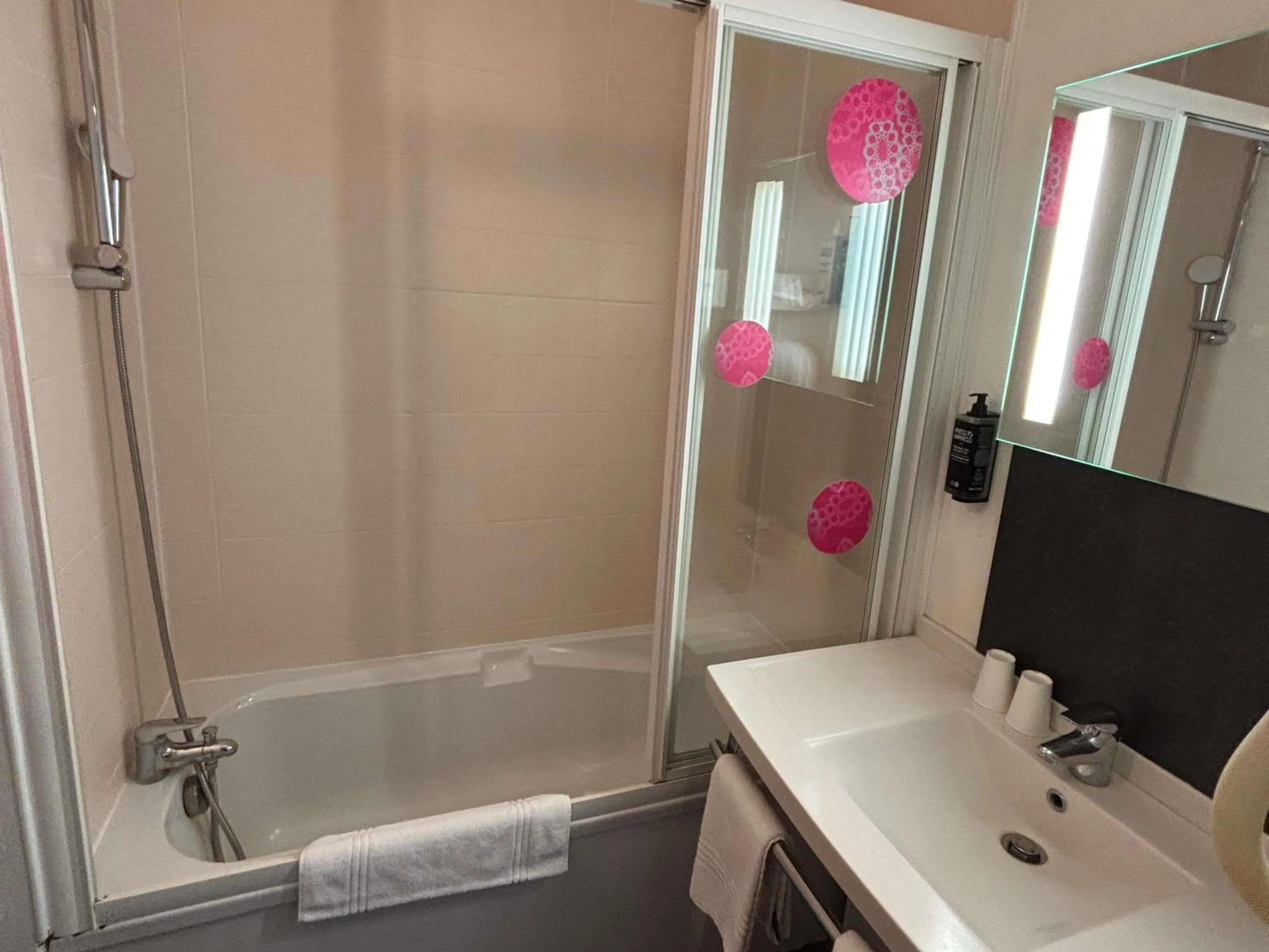 Bedroom in ibis Styles Bethune Bruay la Buissière