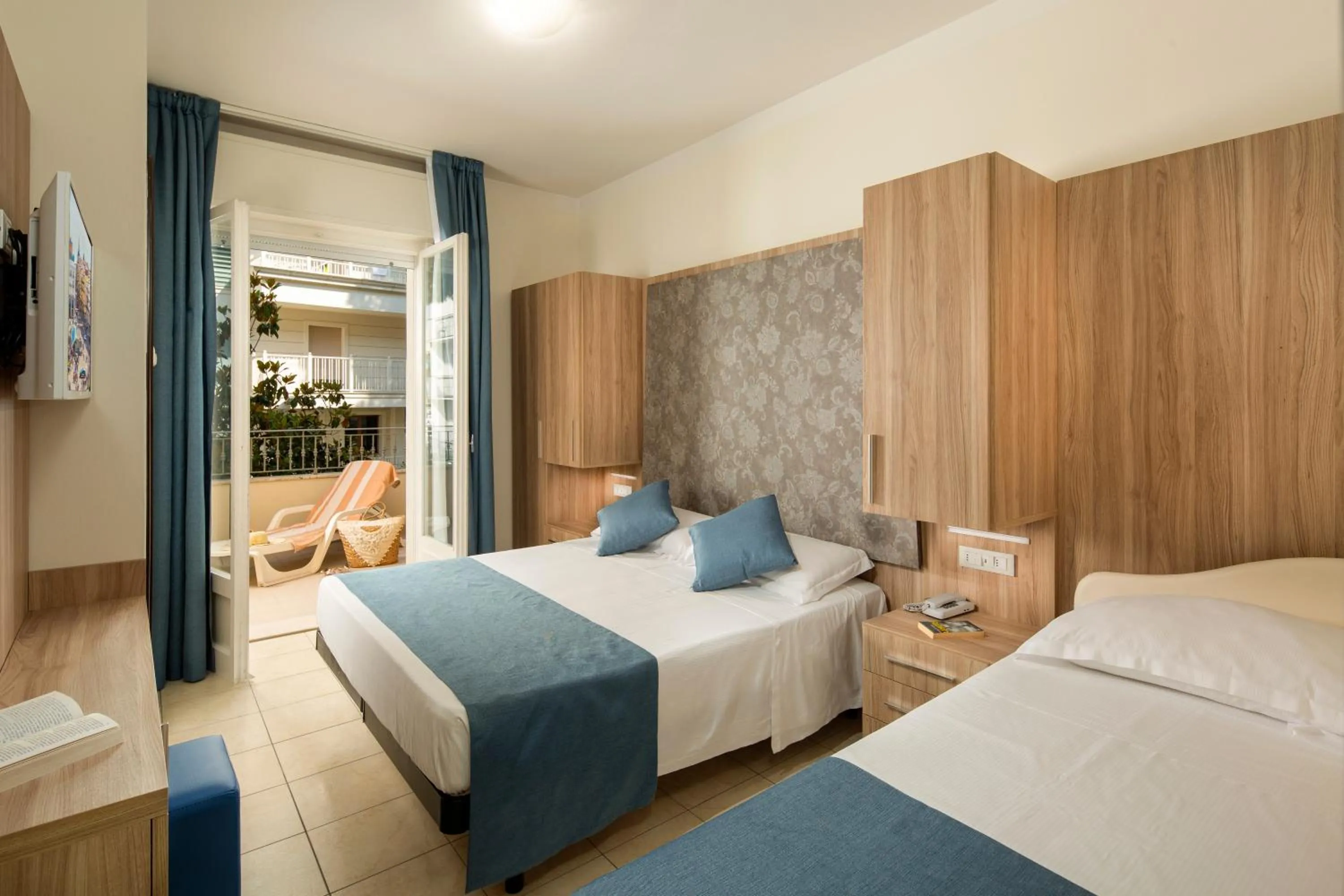 Bedroom, Bed in Hotel Cannes - in pieno centro