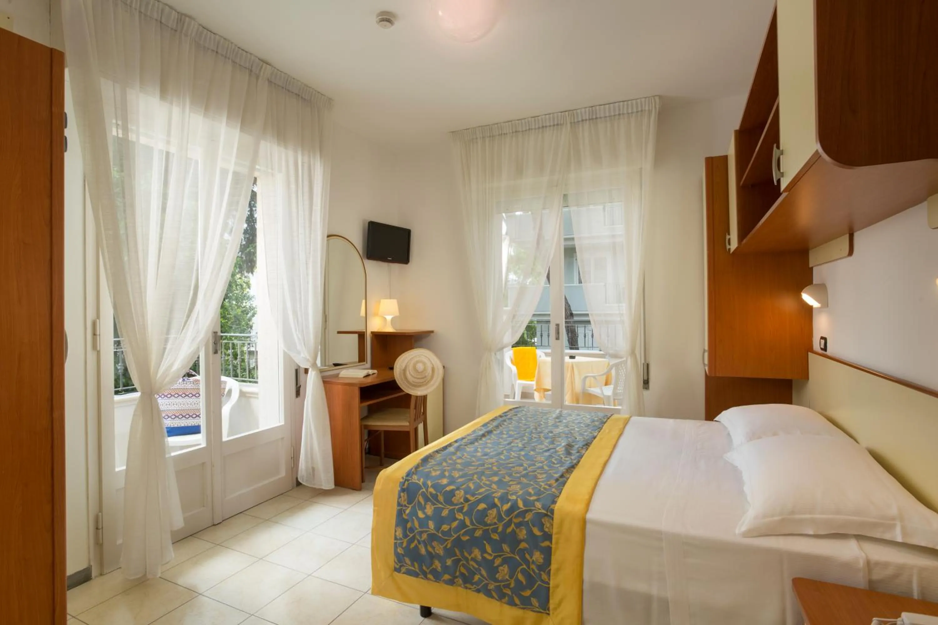 Photo of the whole room, Bed in Hotel Cannes - in pieno centro