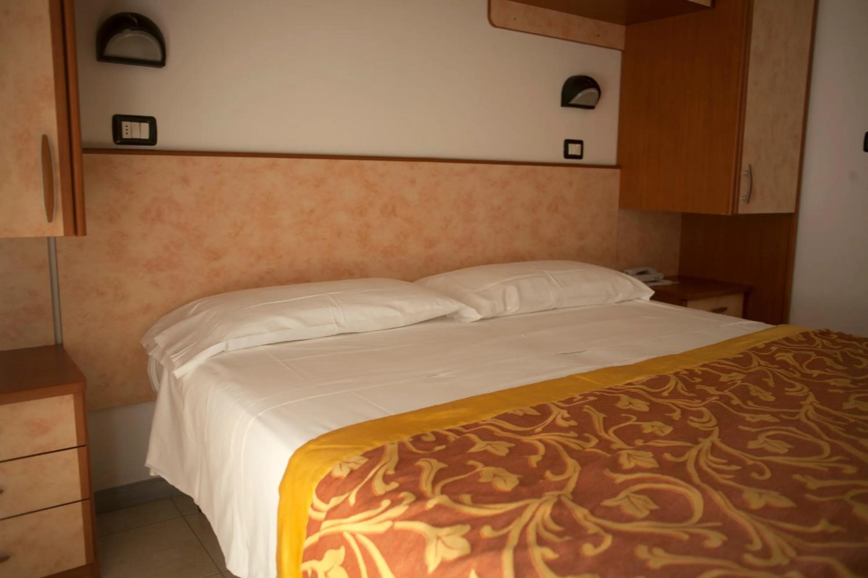 Photo of the whole room, Bed in Hotel Cannes - in pieno centro