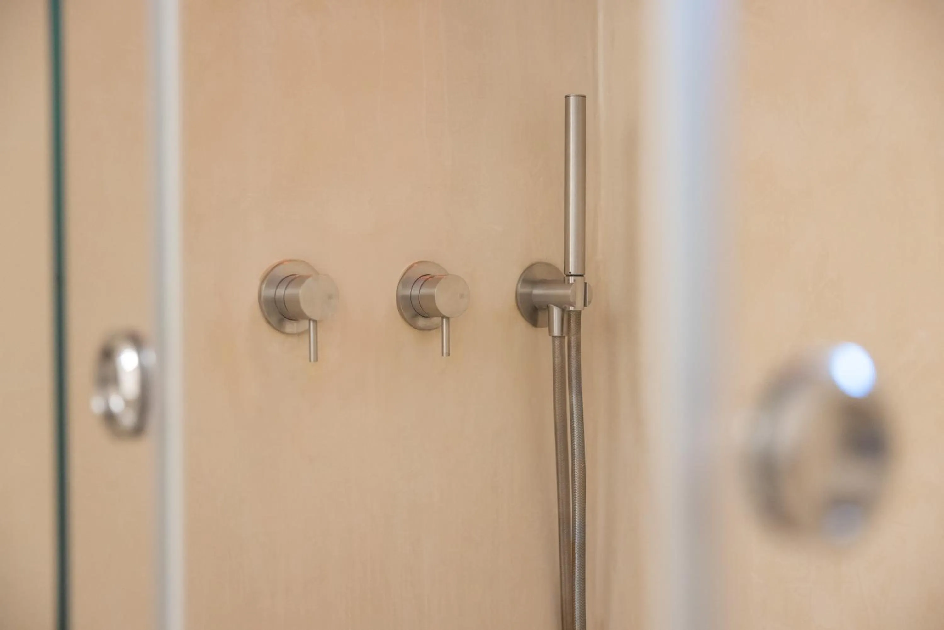 Shower in MandorleOlio