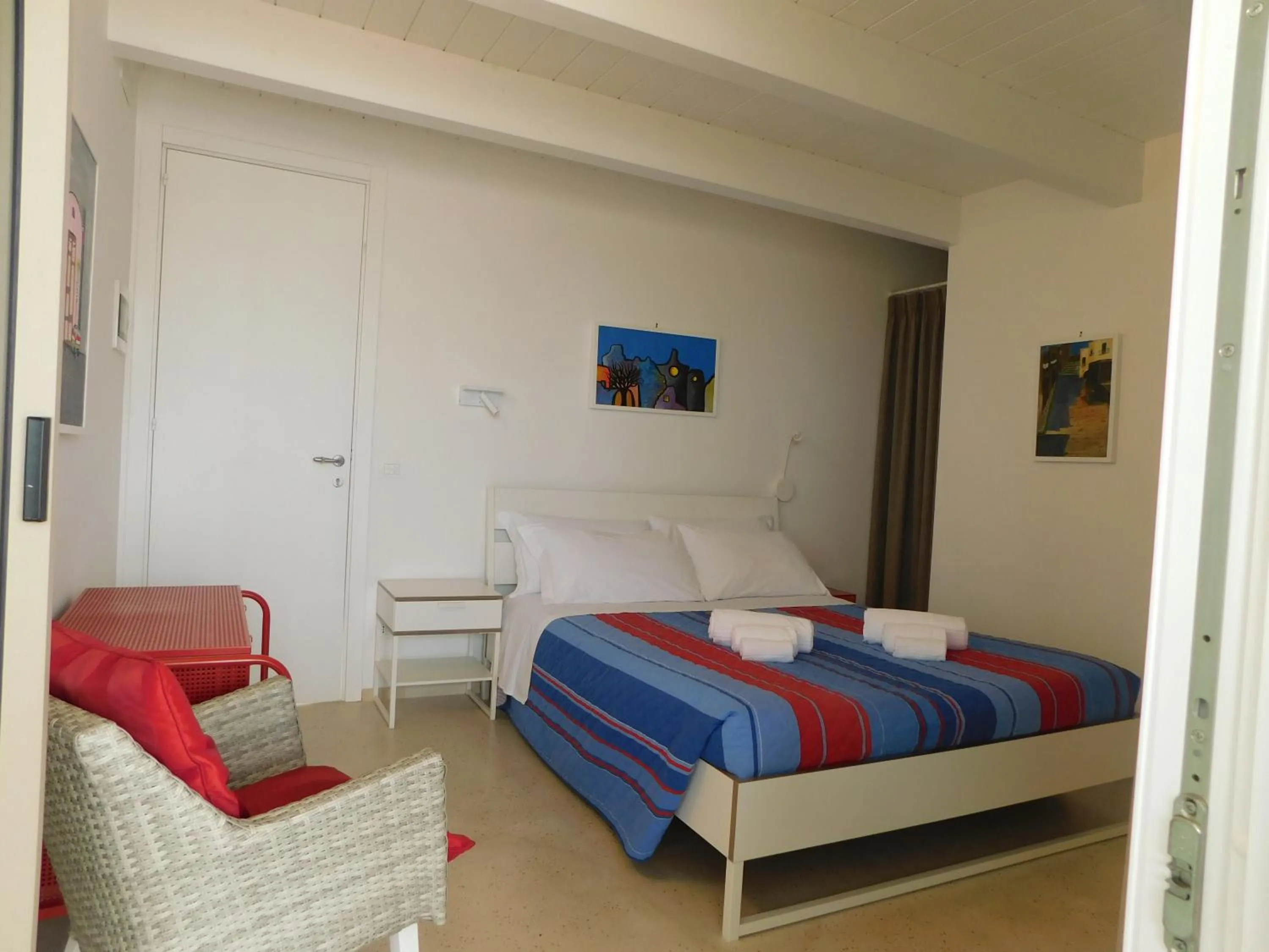 Photo of the whole room, Bed in MandorleOlio