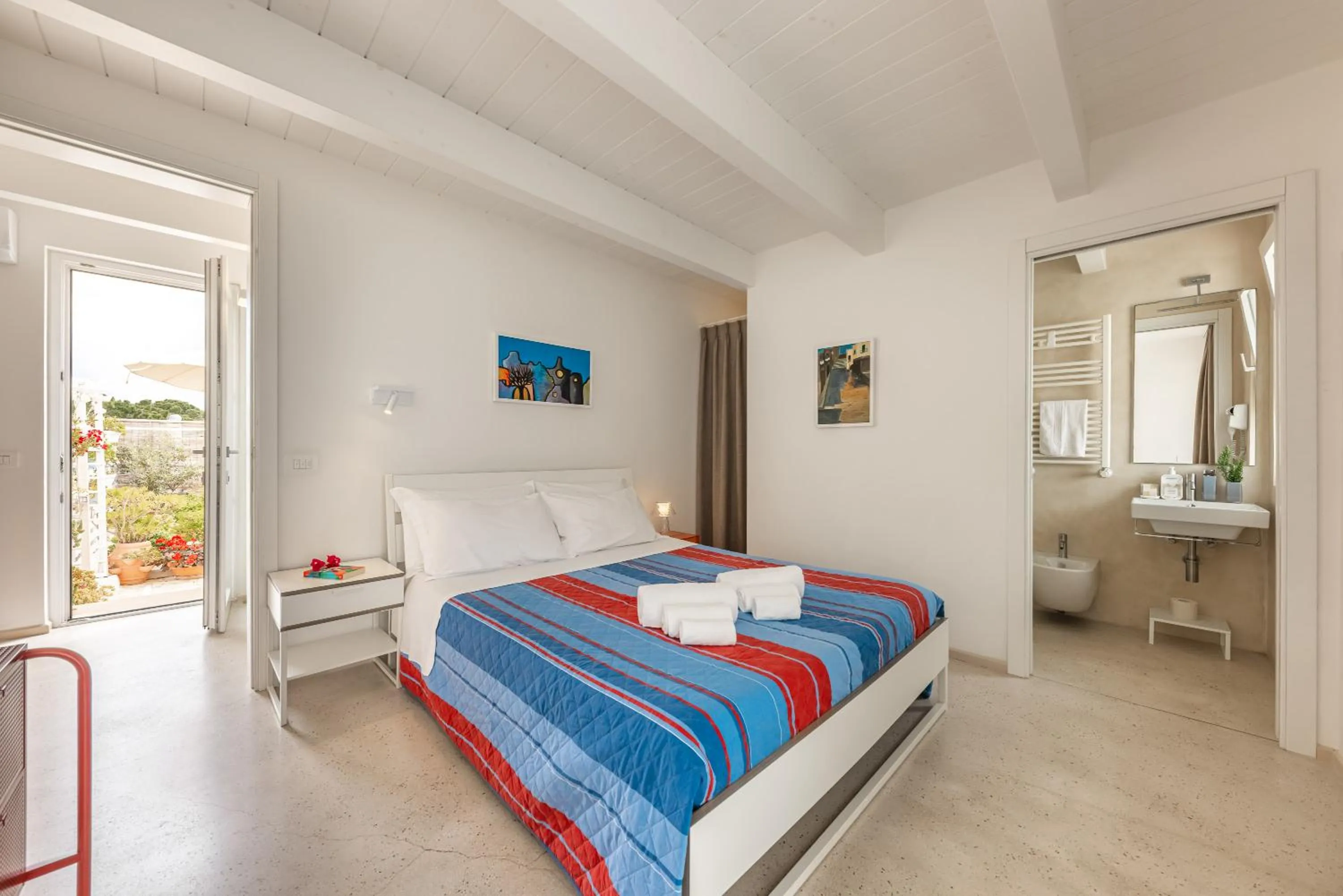 Toilet, Bed in MandorleOlio