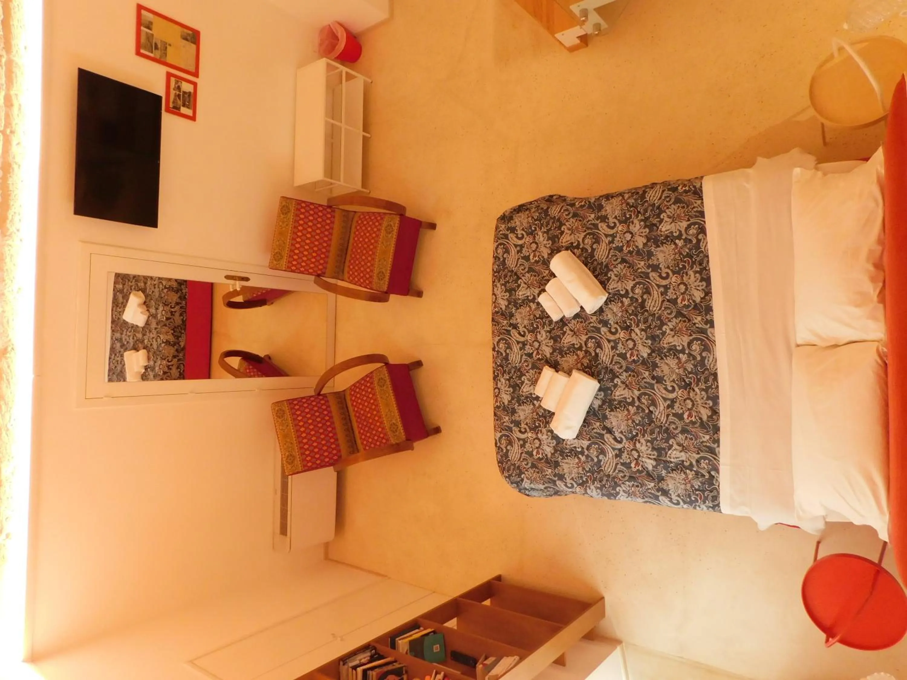 Decorative detail, Bed in MandorleOlio