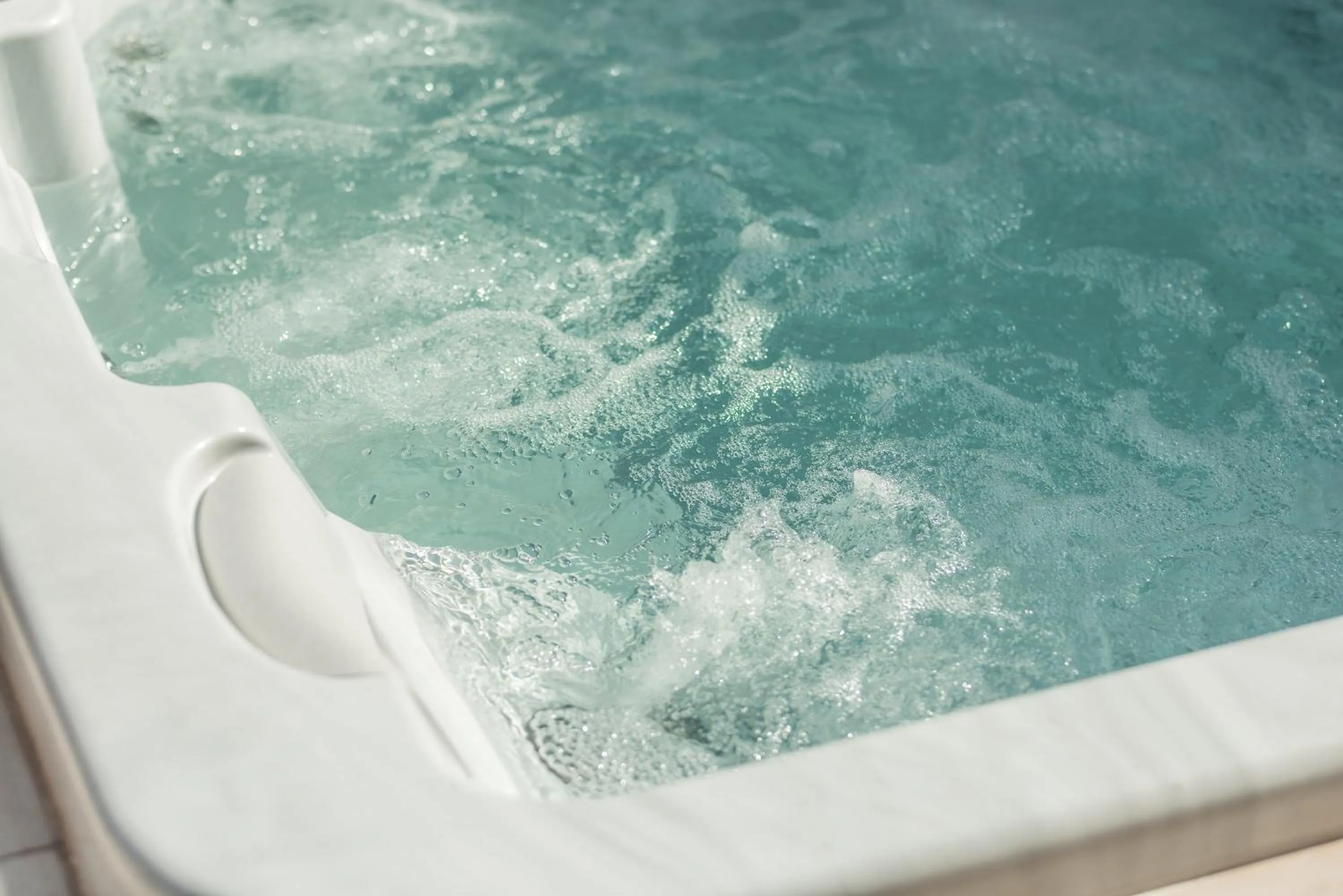 Hot Tub in MandorleOlio