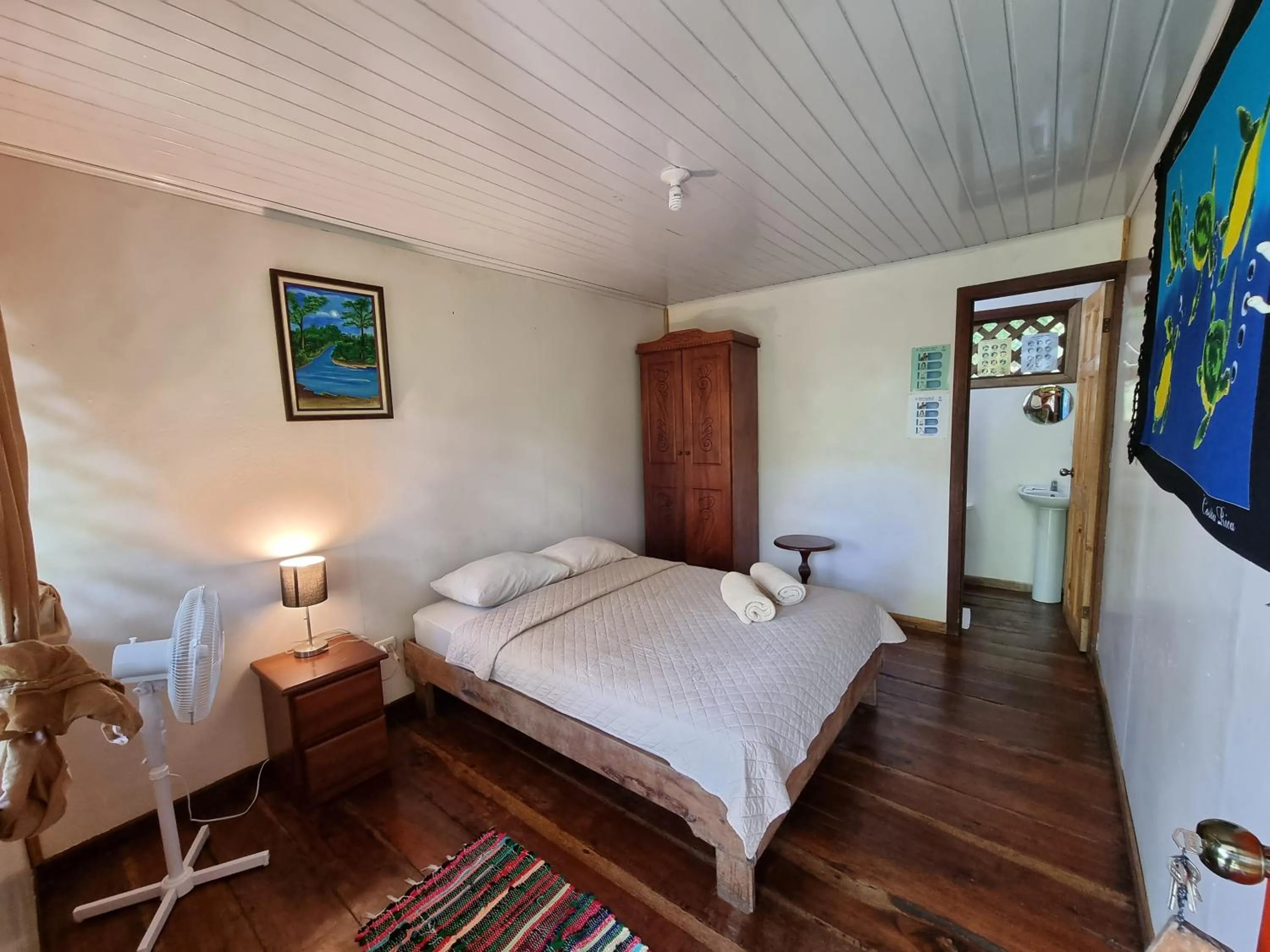 Photo of the whole room, Bed in Cabinas Tortuguero