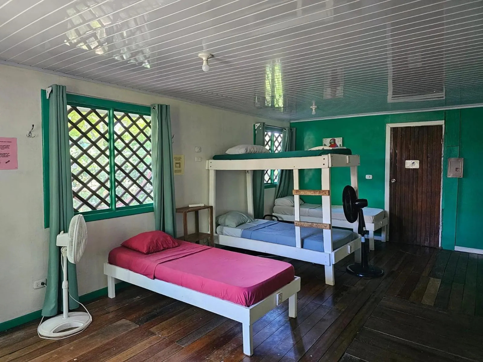 Photo of the whole room, Bed in Cabinas Tortuguero