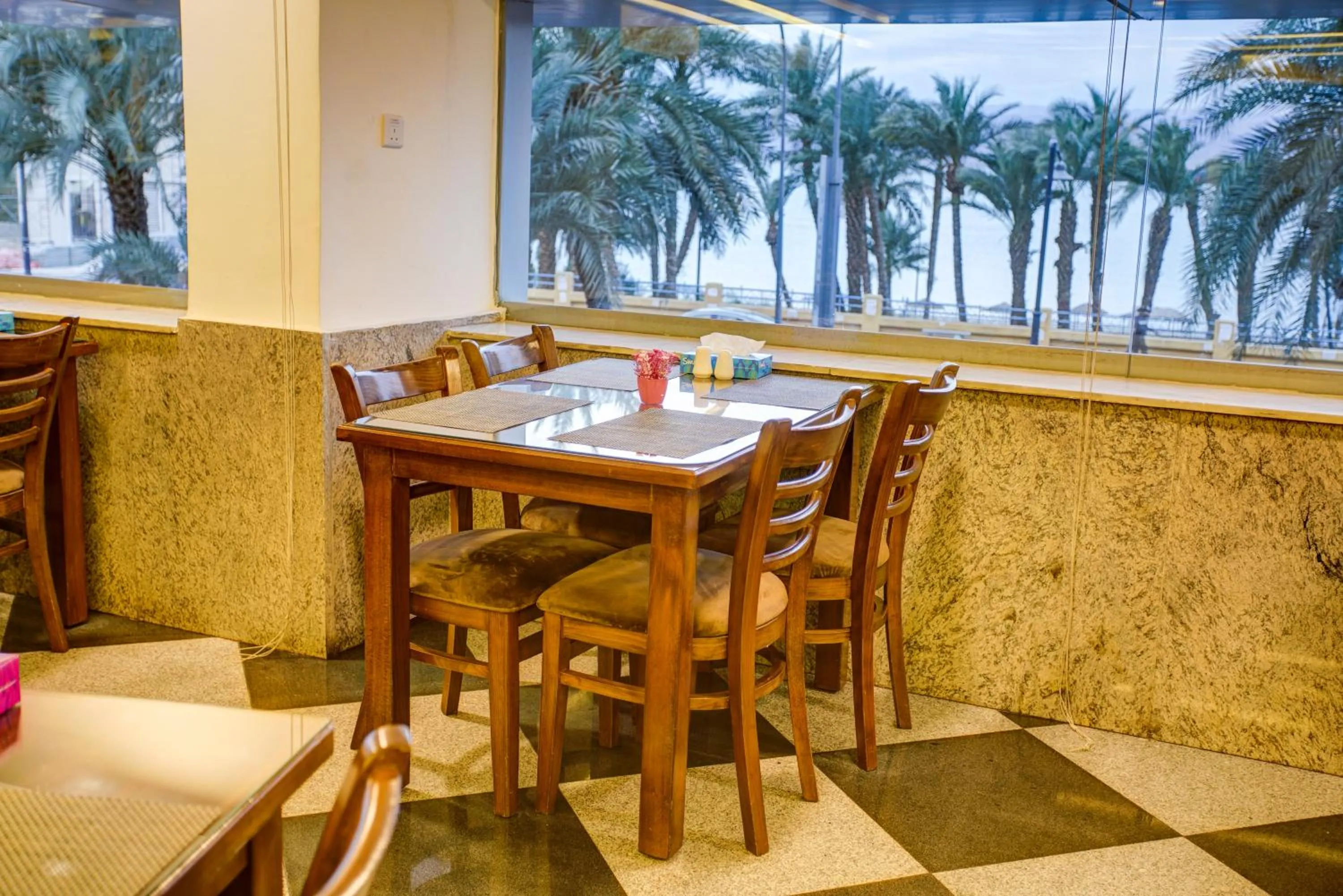 Restaurant/places to eat in Nairoukh Hotel Aqaba