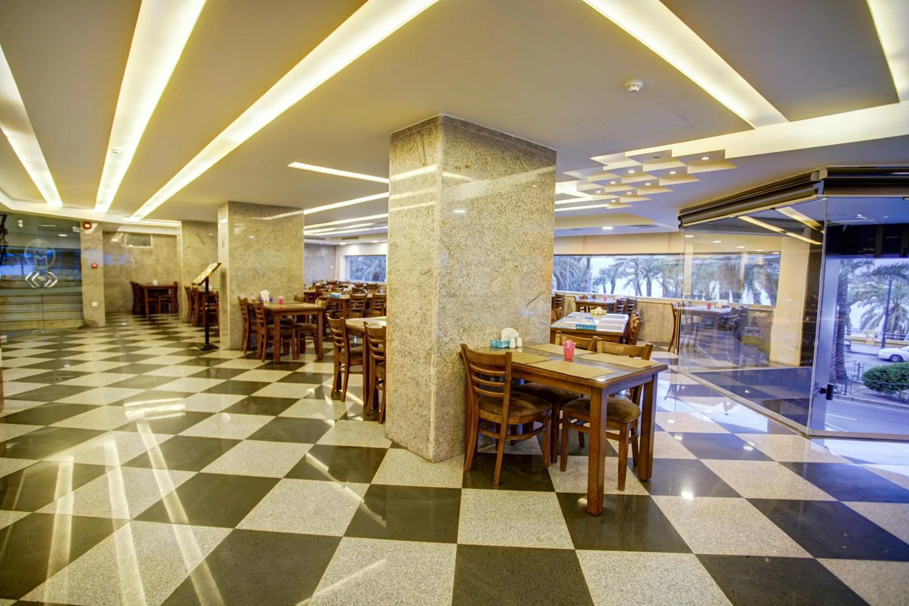 Restaurant/places to eat in Nairoukh Hotel Aqaba