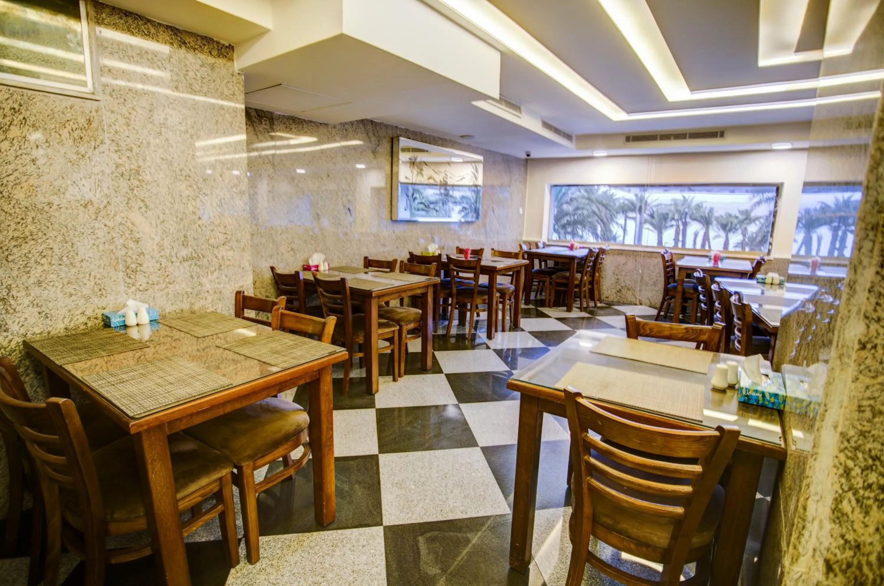 Restaurant/places to eat in Nairoukh Hotel Aqaba