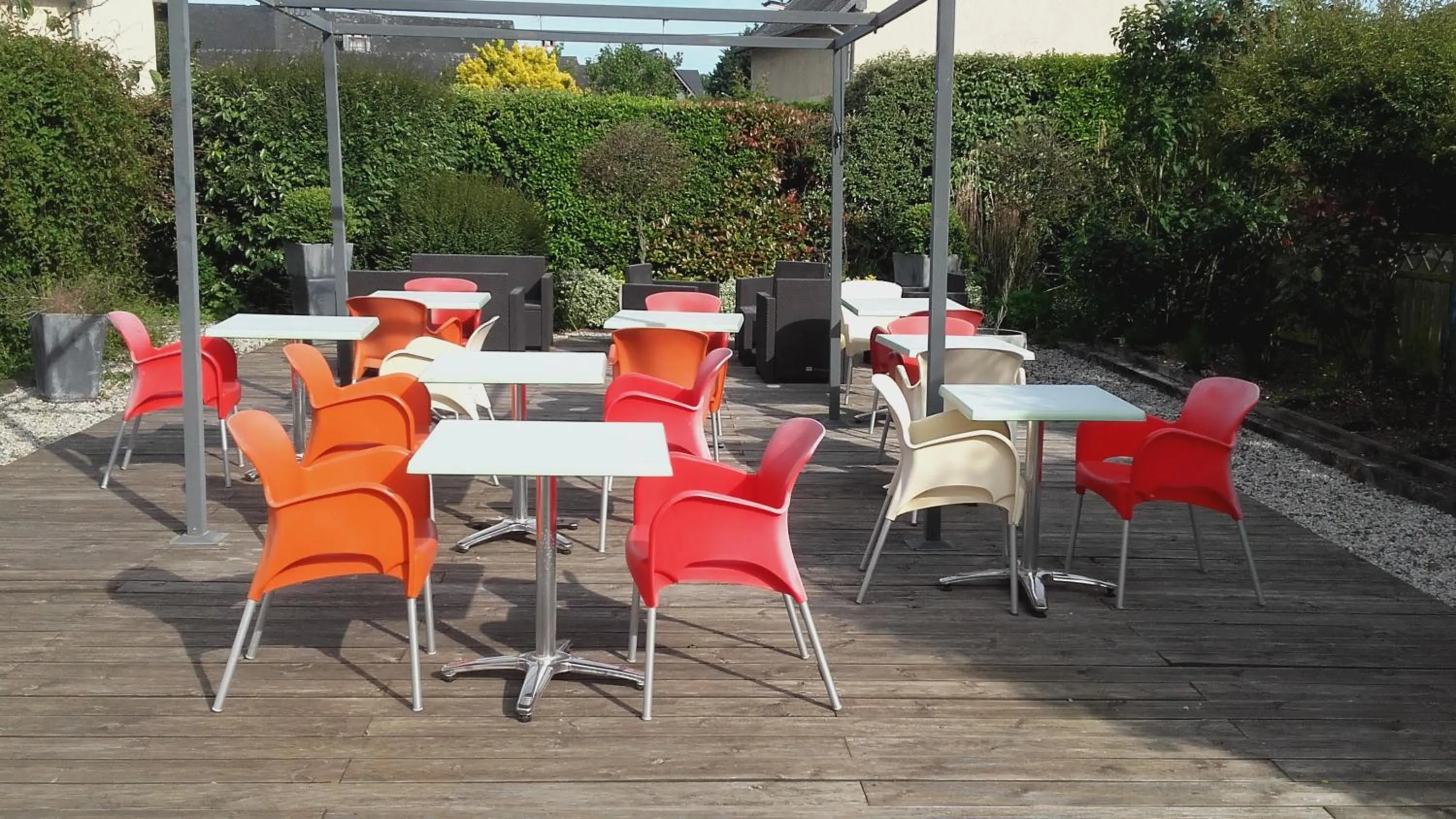 Patio in Contact hôtel - Hôtel Les Bleuets & SPA