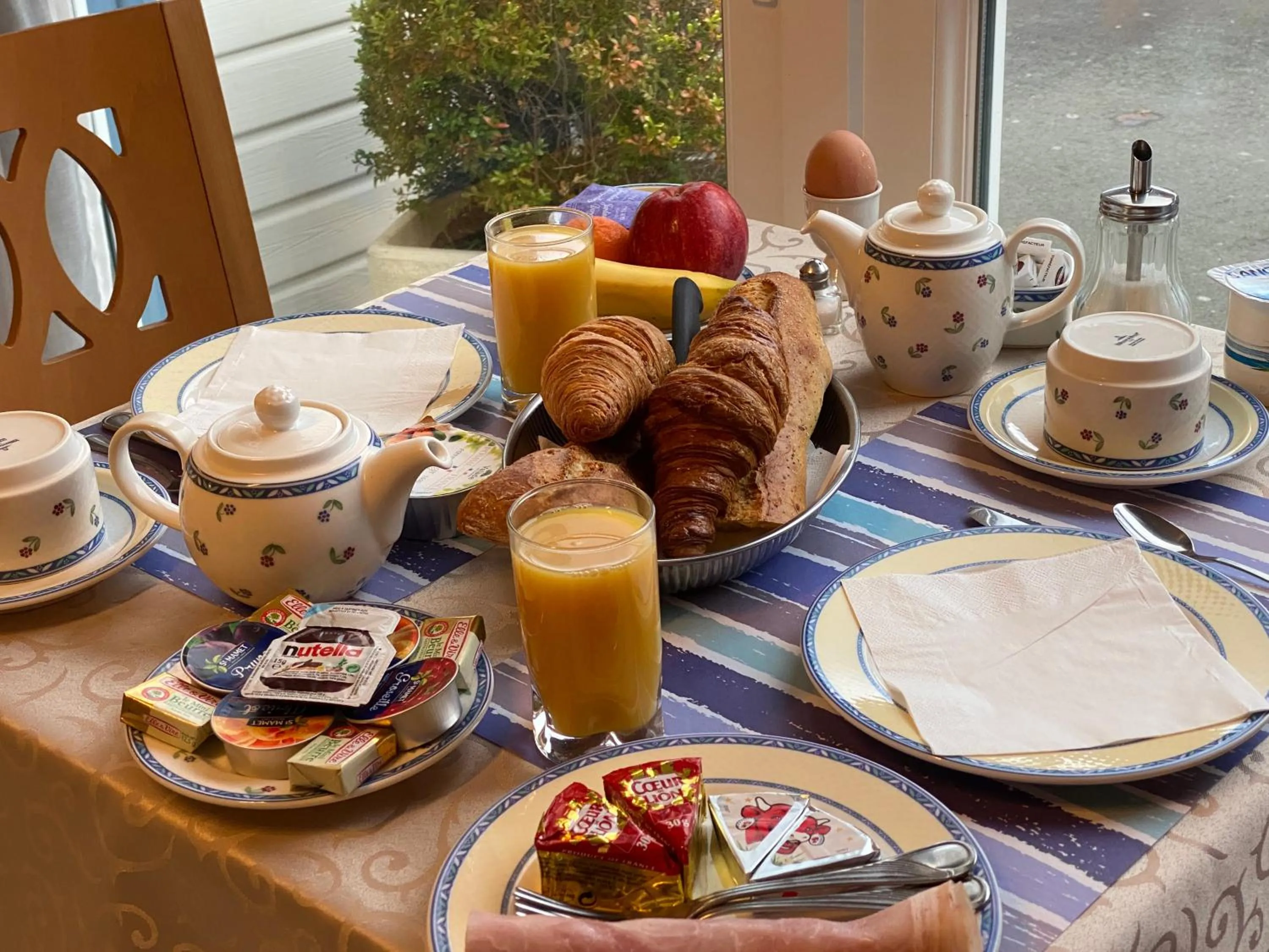 Breakfast in Contact hôtel - Hôtel Les Bleuets & SPA