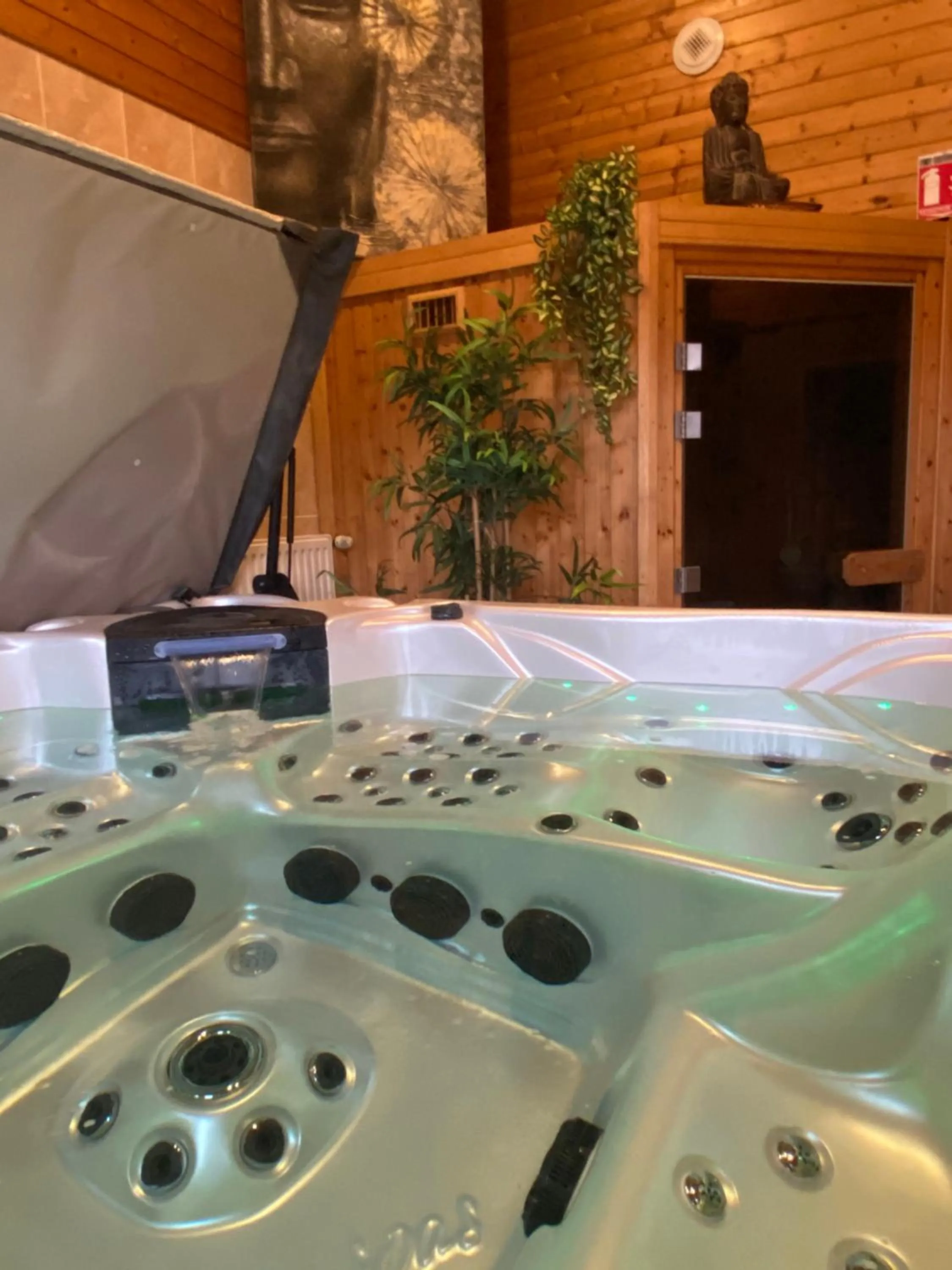 Sauna in Contact hôtel - Hôtel Les Bleuets & SPA