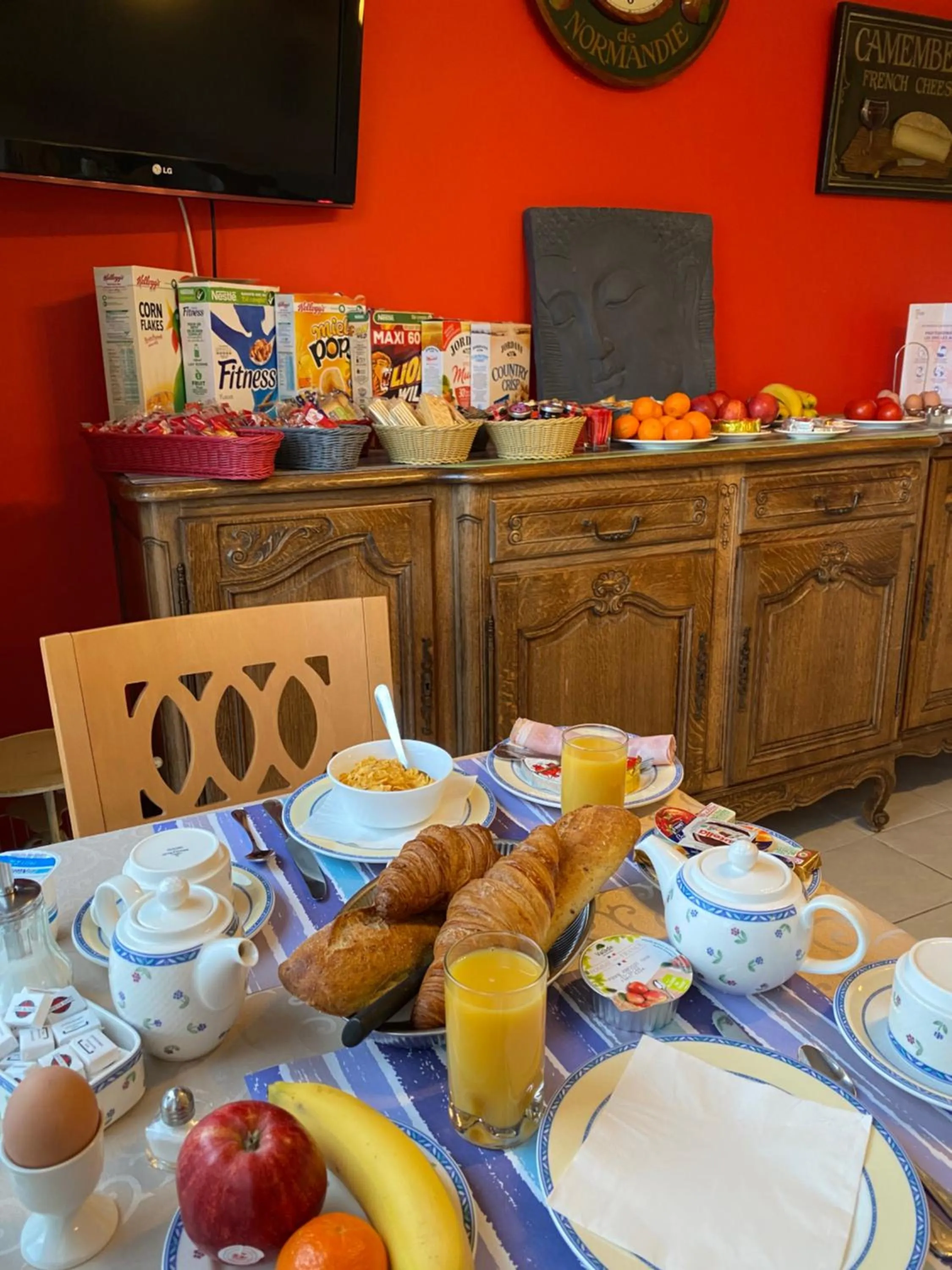 Continental breakfast in Contact hôtel - Hôtel Les Bleuets & SPA