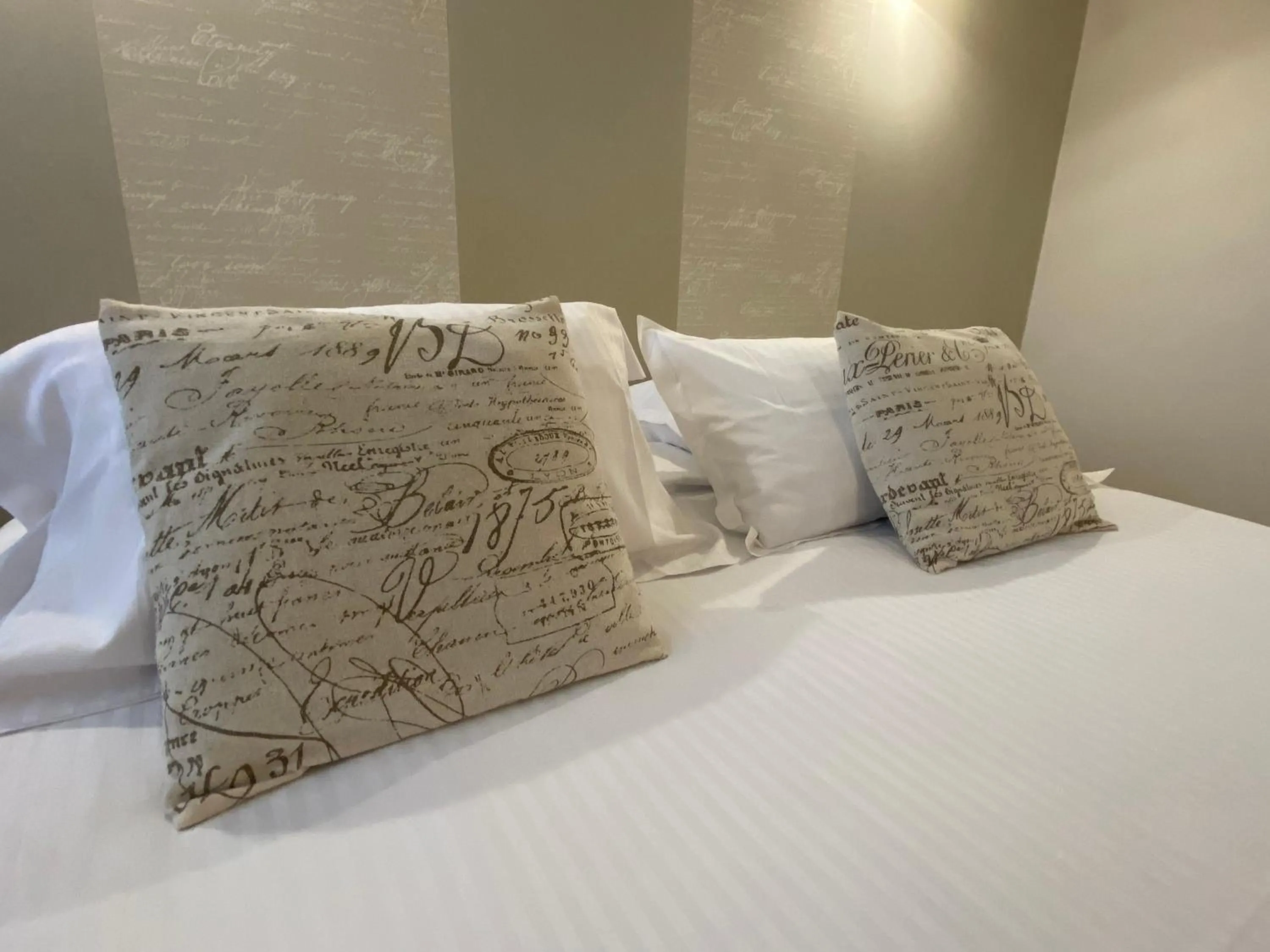 Bed in Contact hôtel - Hôtel Les Bleuets & SPA