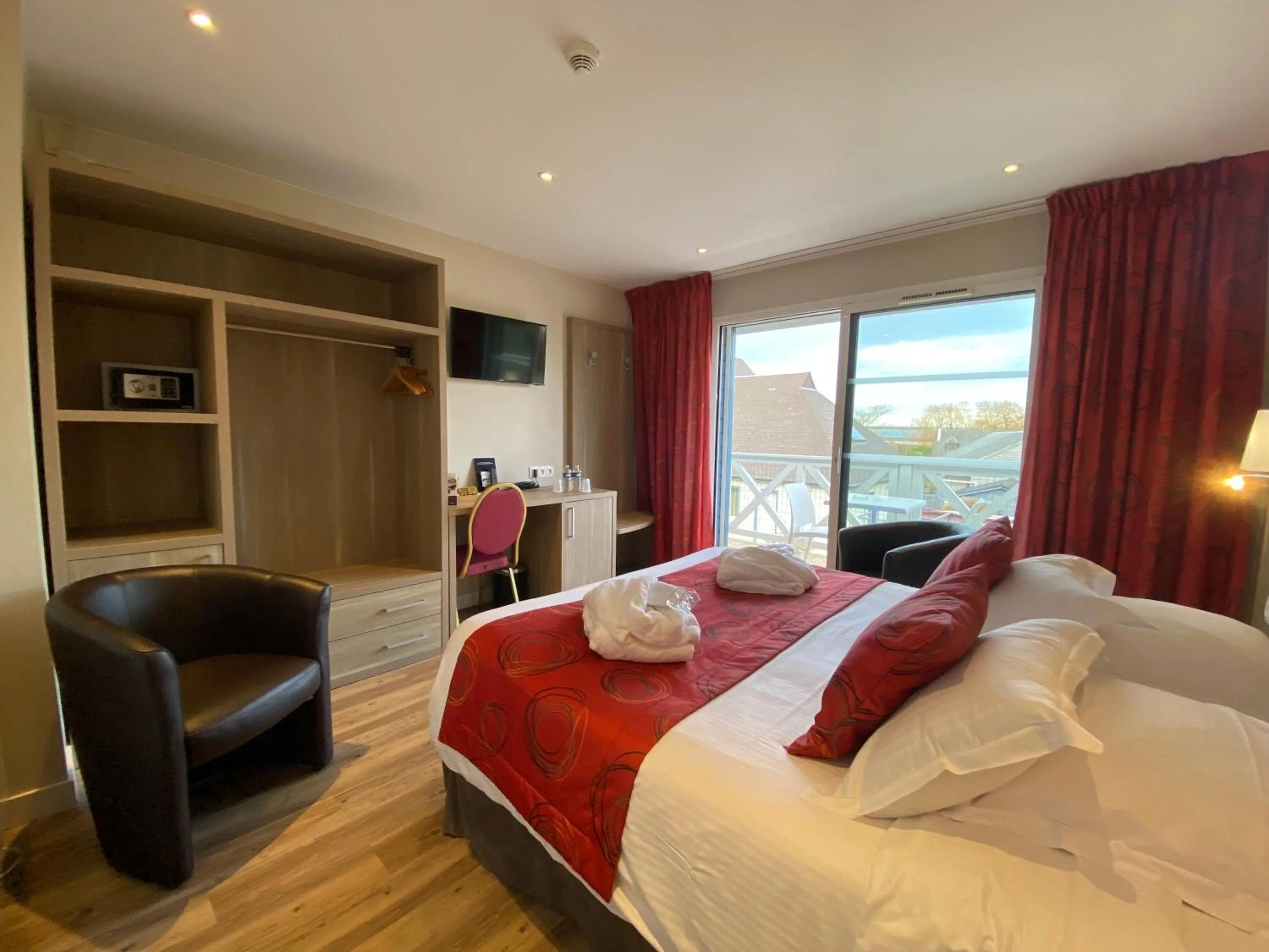 TV and multimedia, Bed in Contact hôtel - Hôtel Les Bleuets & SPA