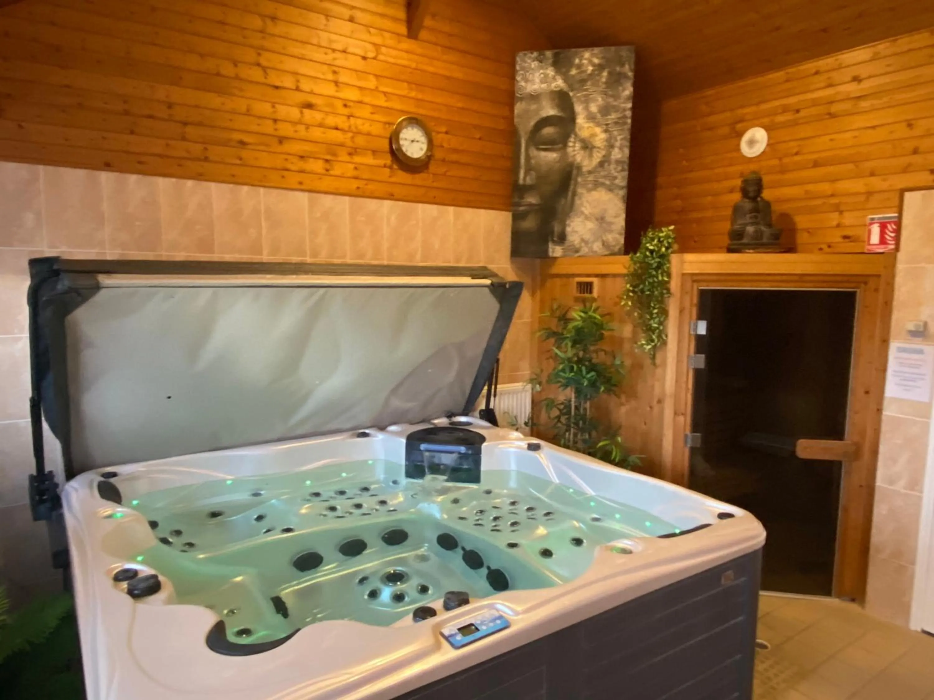 Hot Tub in Contact hôtel - Hôtel Les Bleuets & SPA