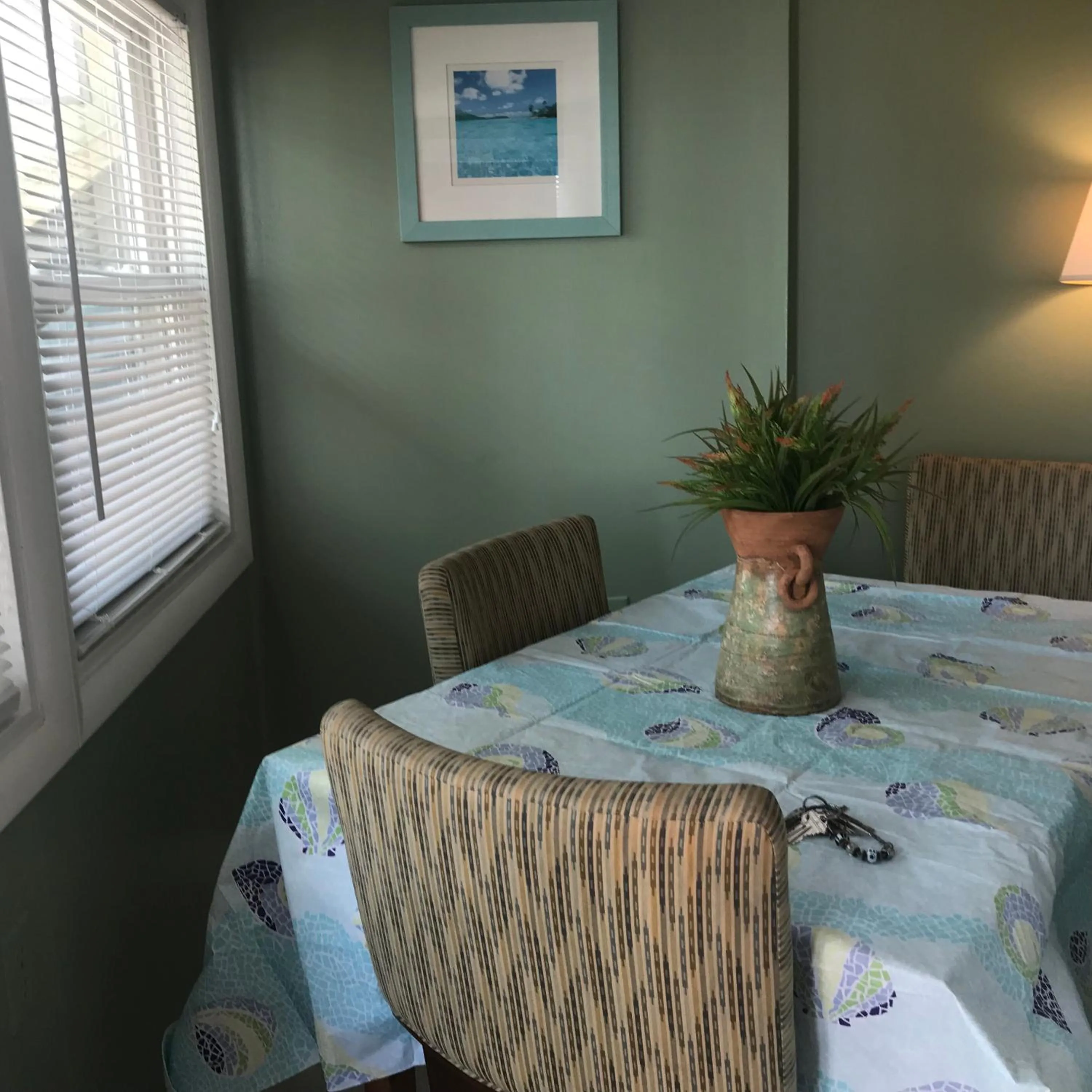 Dining area, Bed in Mallard Apartments