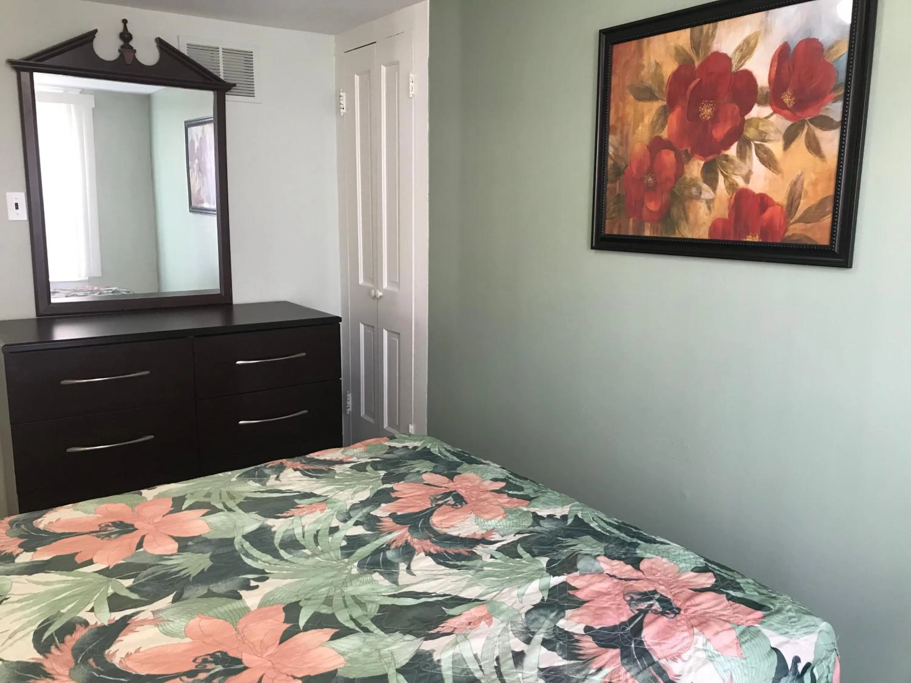 Bedroom, Bed in Mallard Apartments