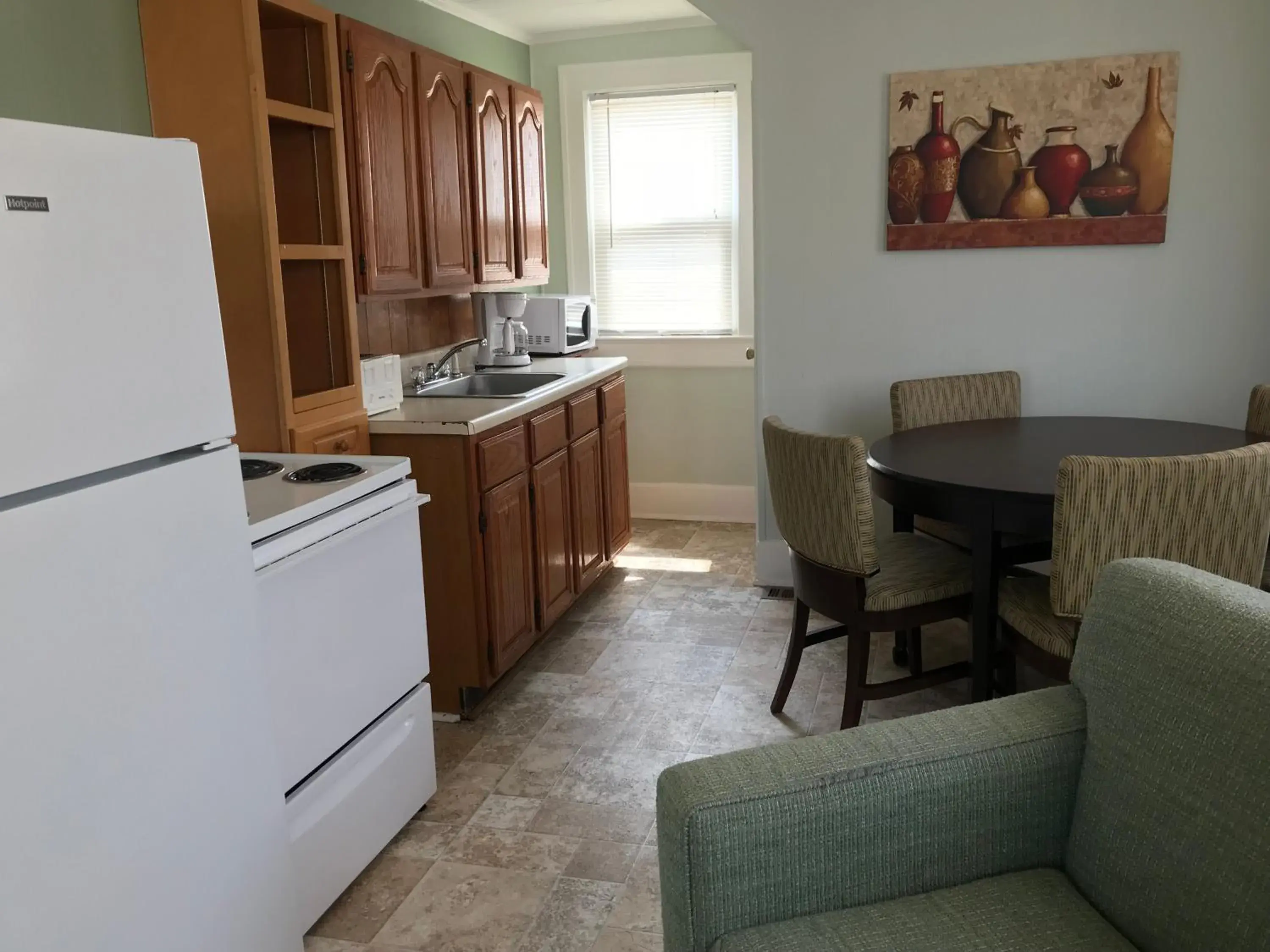 Two-Bedroom Apartment - Shared Balcony in Mallard Apartments Two-Bedroom Apartment - Shared Balcony in Mallard Apartments