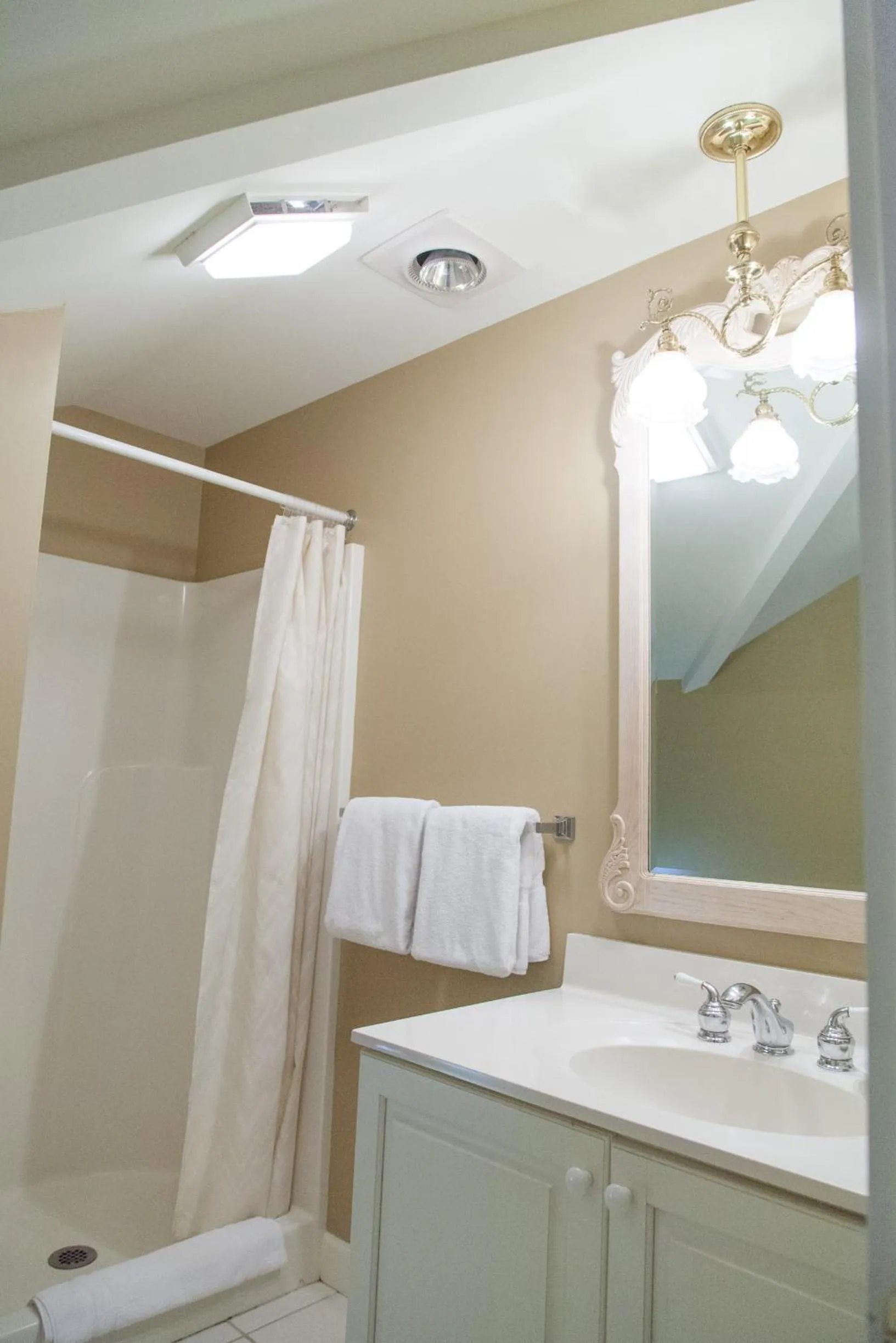 Bathroom in Harbour View Inn