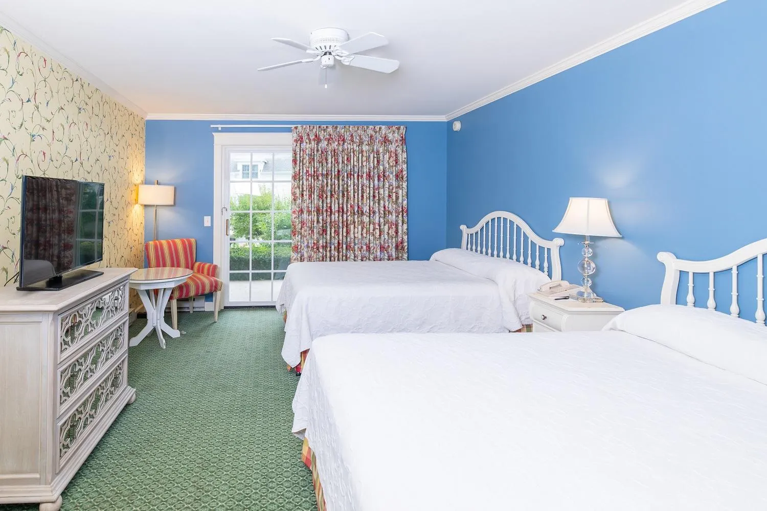 Bed in Harbour View Inn