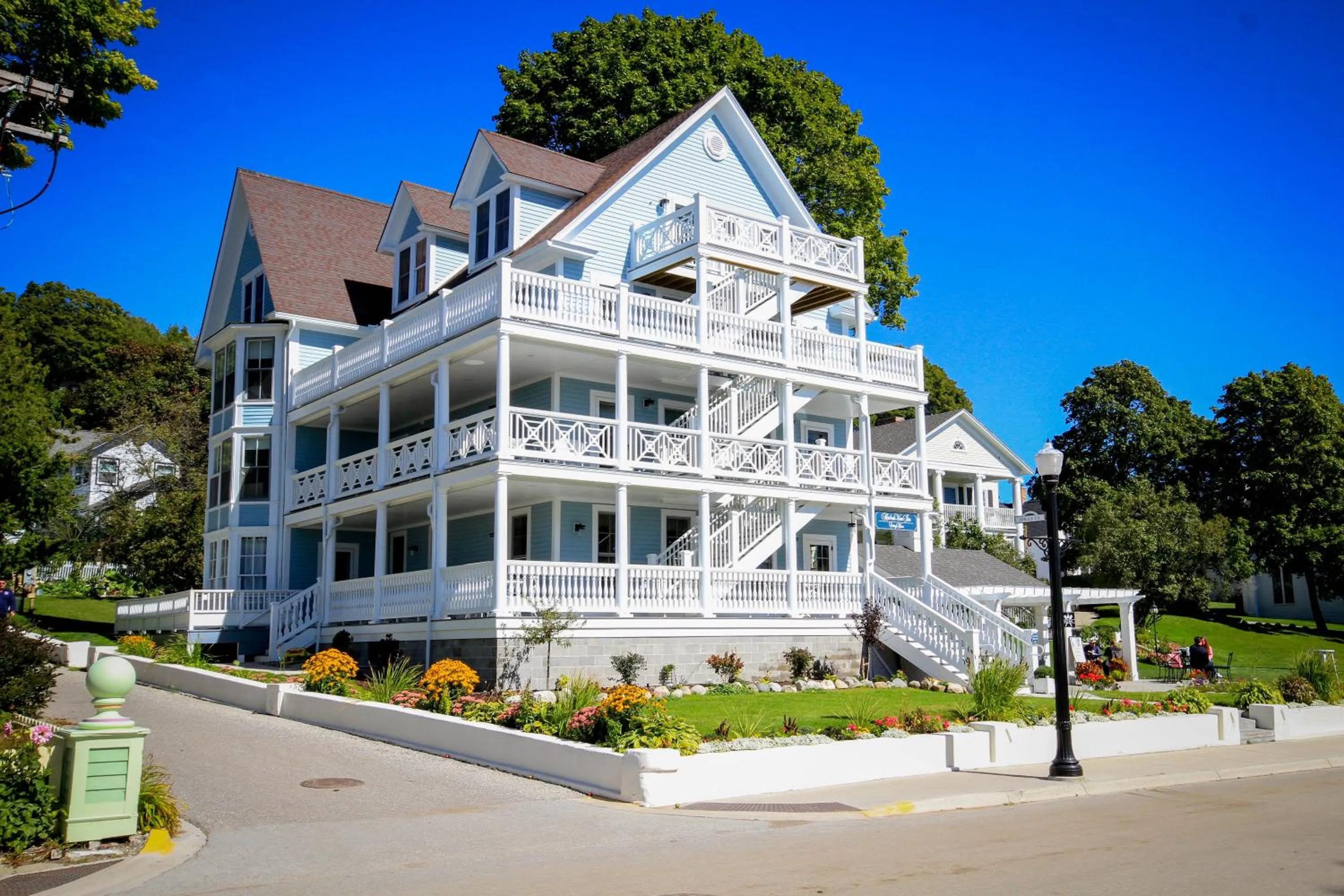 Facade/entrance in Harbour View Inn