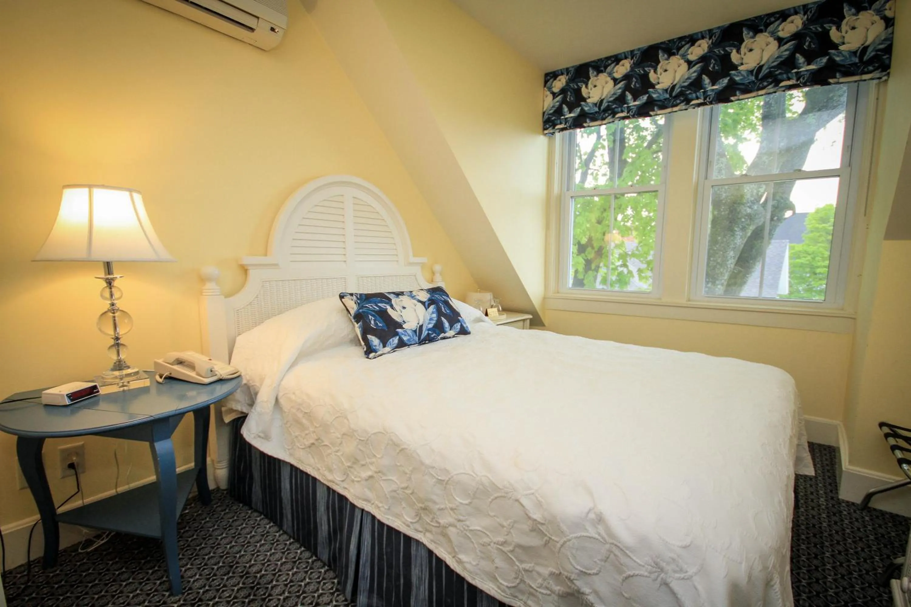 Bed in Harbour View Inn