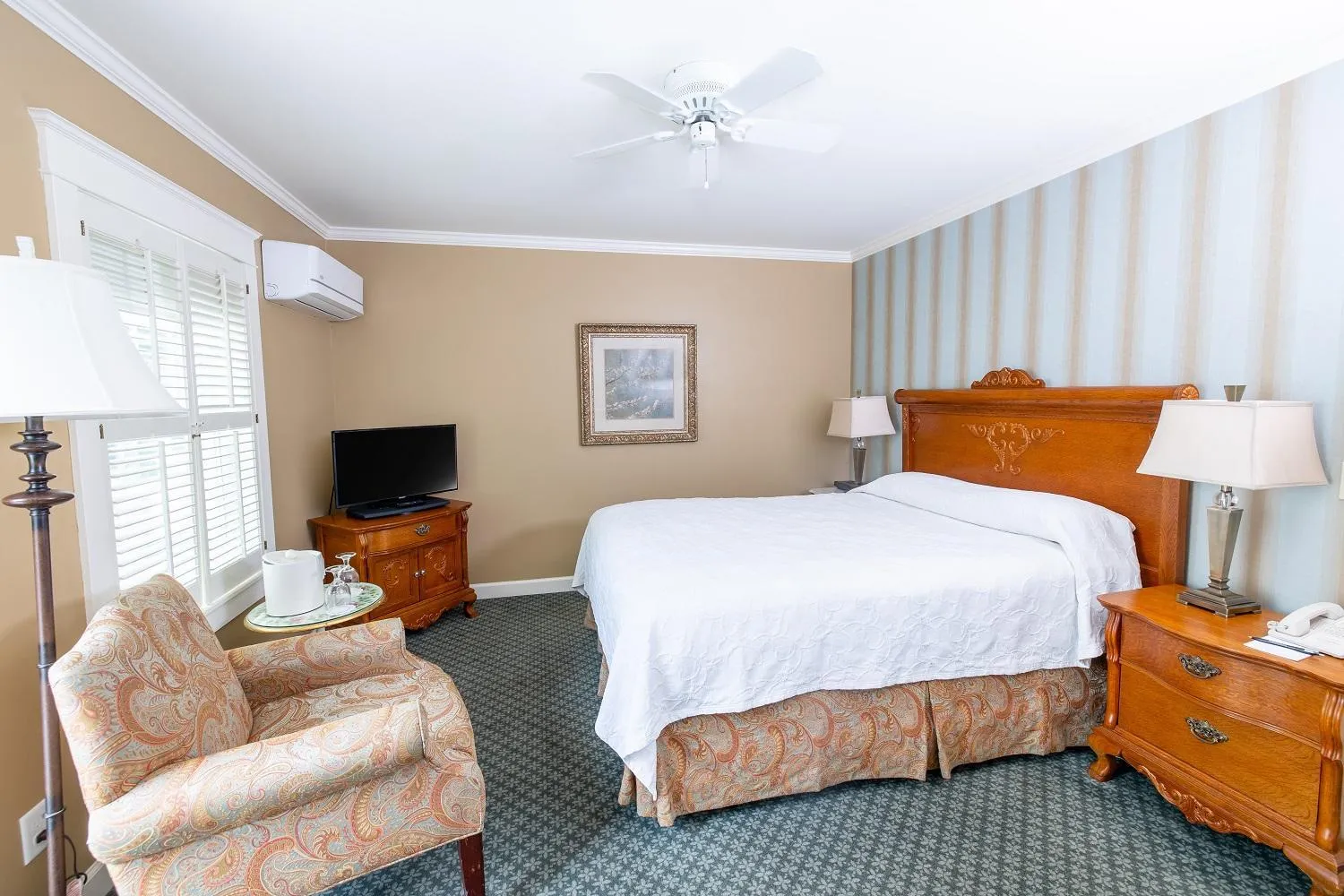 Bed in Harbour View Inn