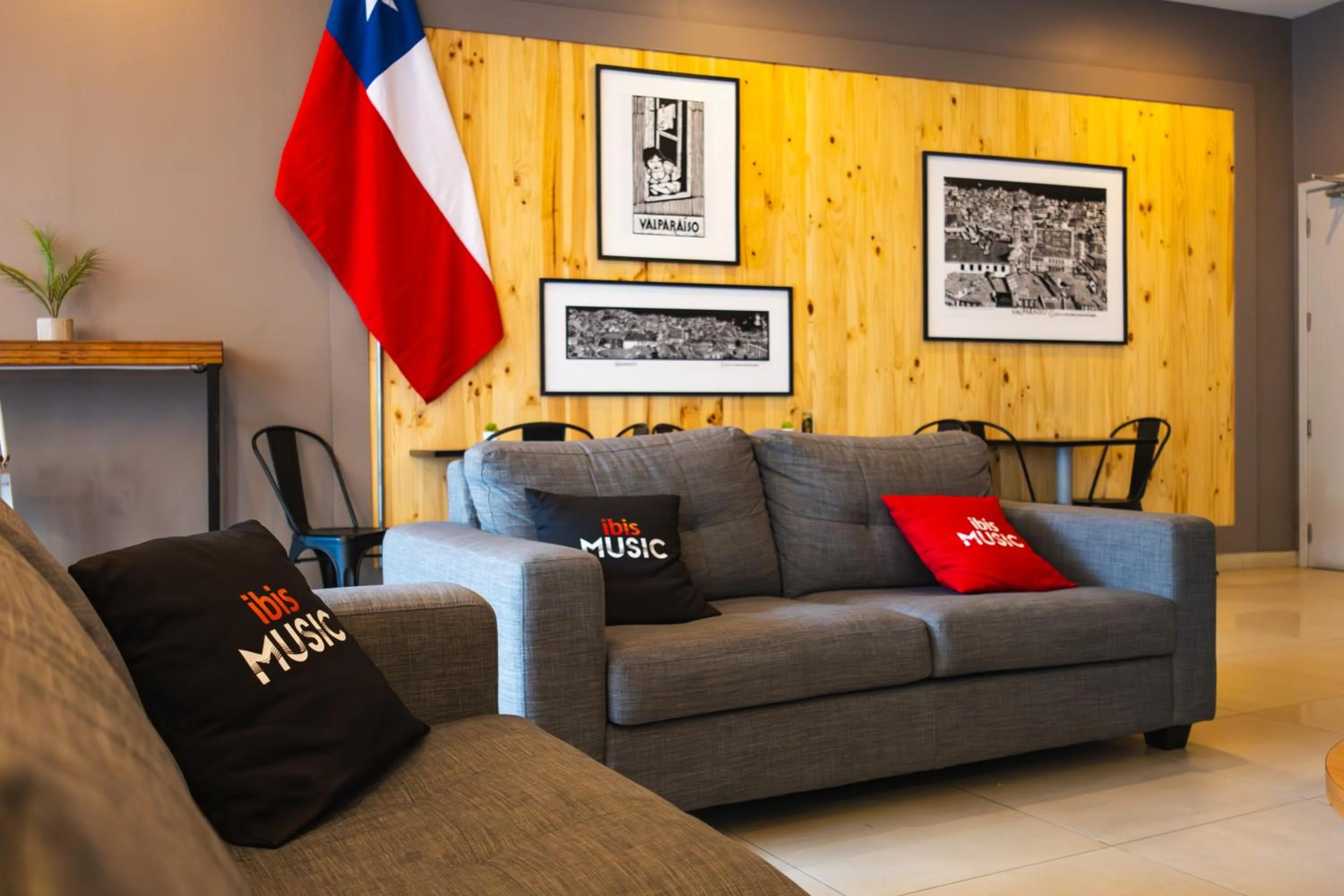 Seating area in ibis Valparaiso