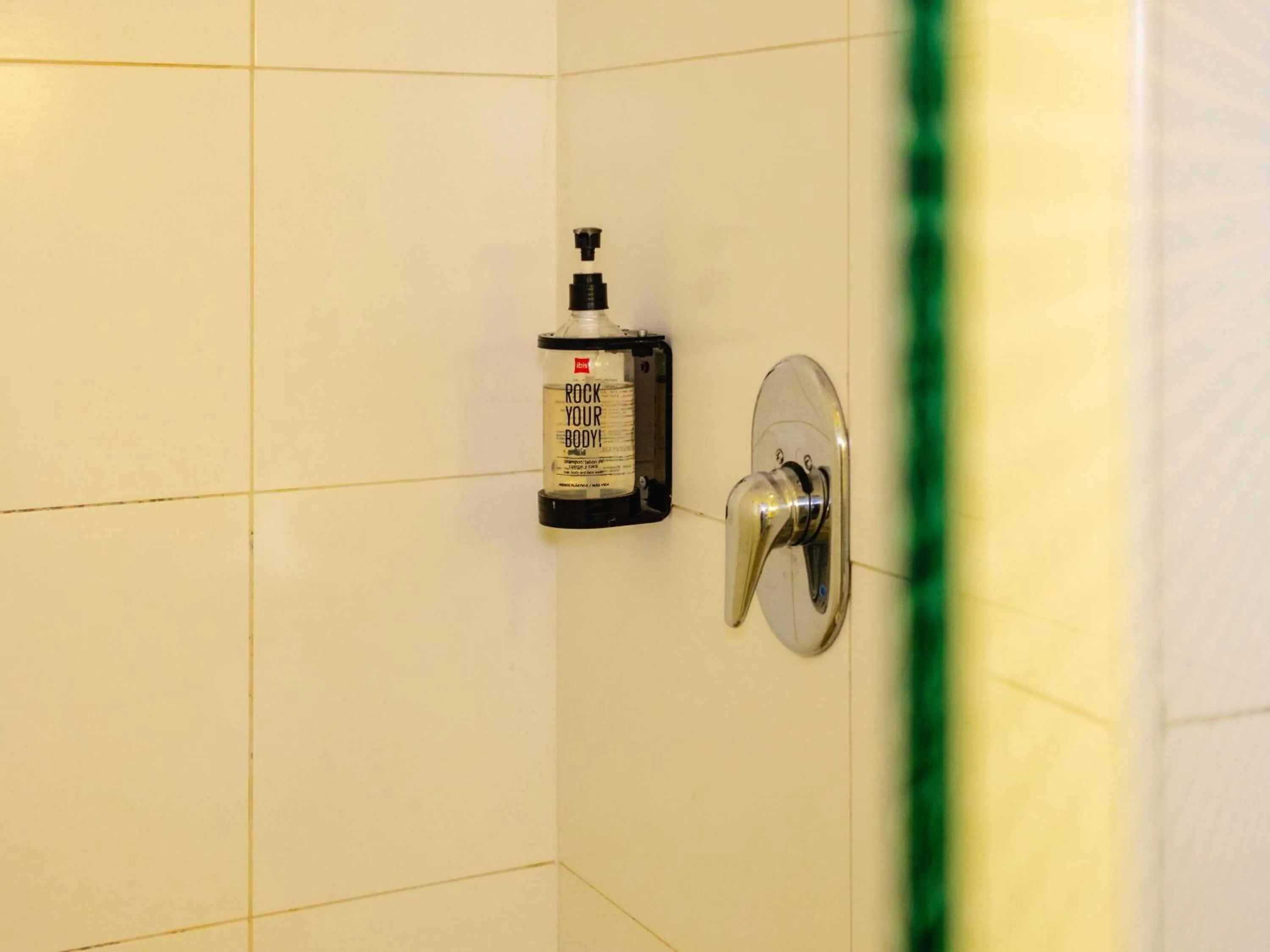 Bedroom in ibis Valparaiso