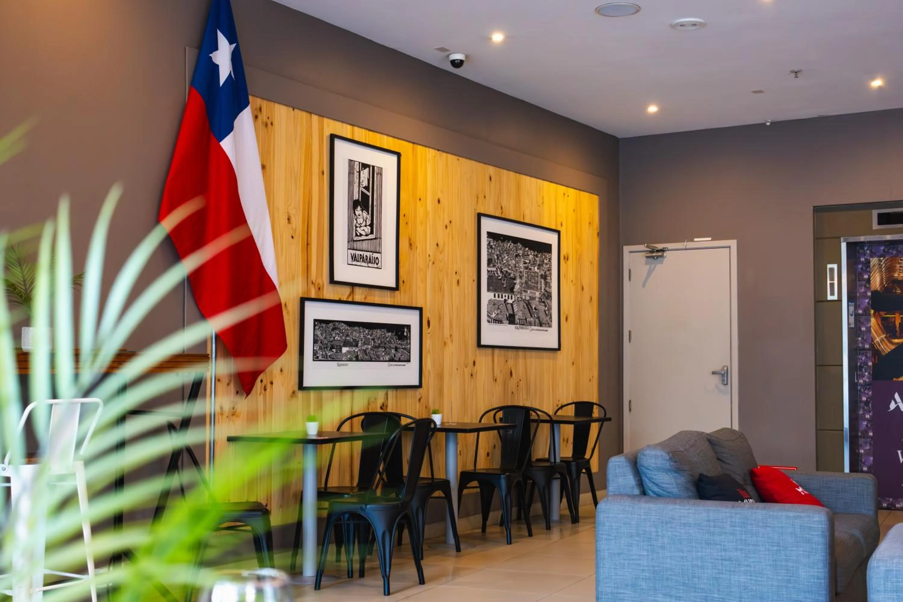 Seating area in ibis Valparaiso