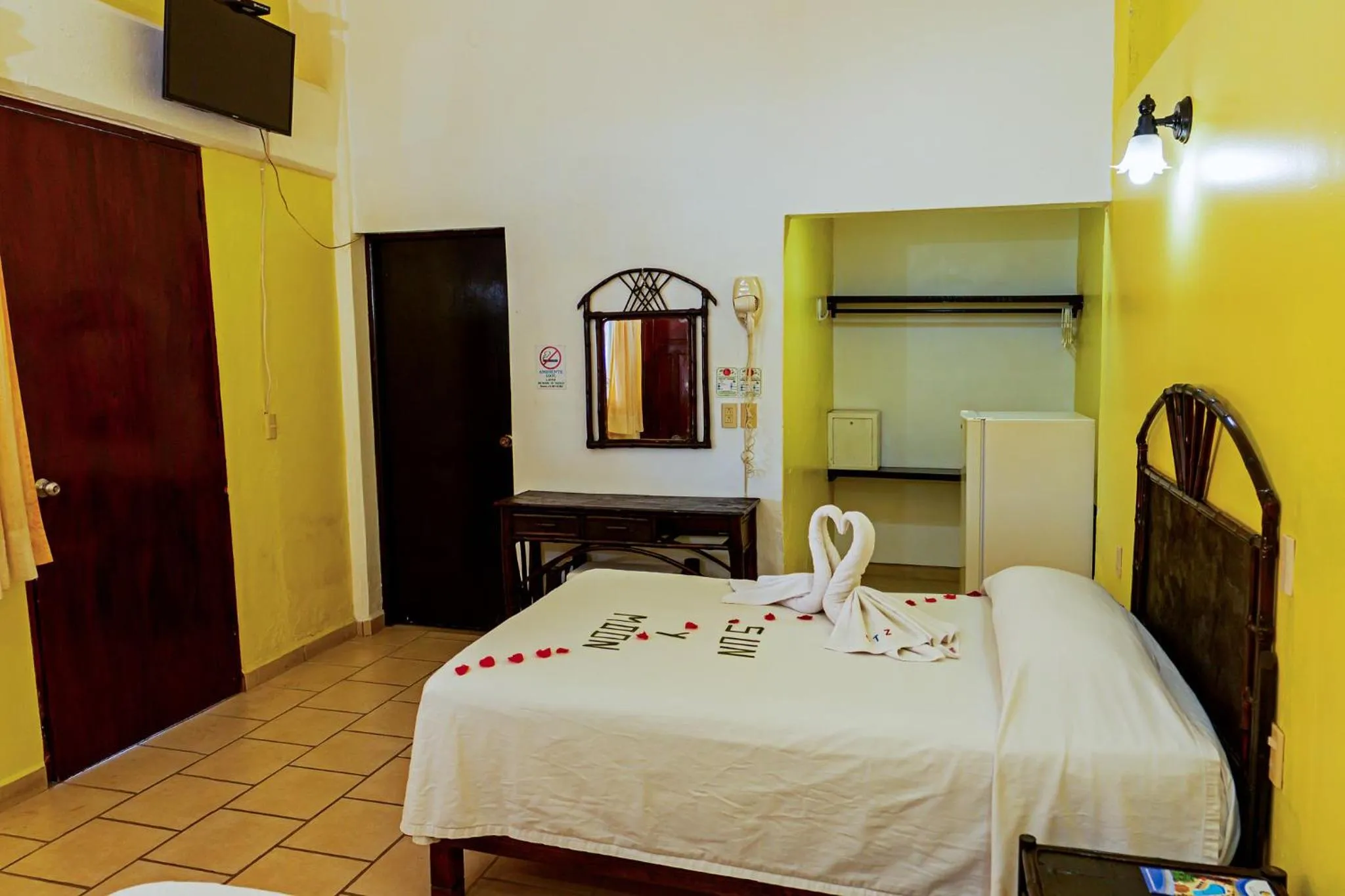 Photo of the whole room, Bed in Hotel Casa Sun and Moon