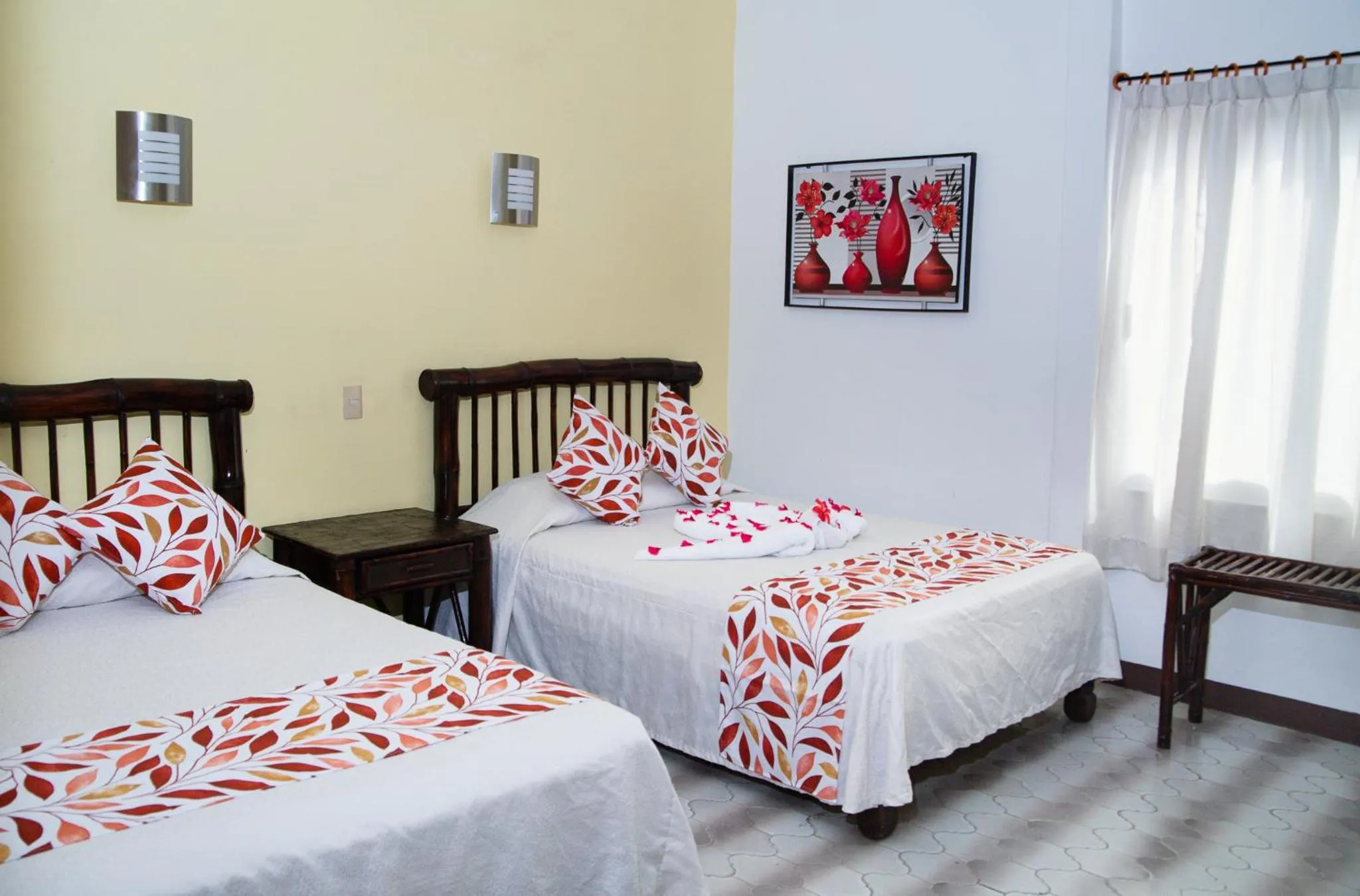 Photo of the whole room, Bed in Hotel Zihua Caracol