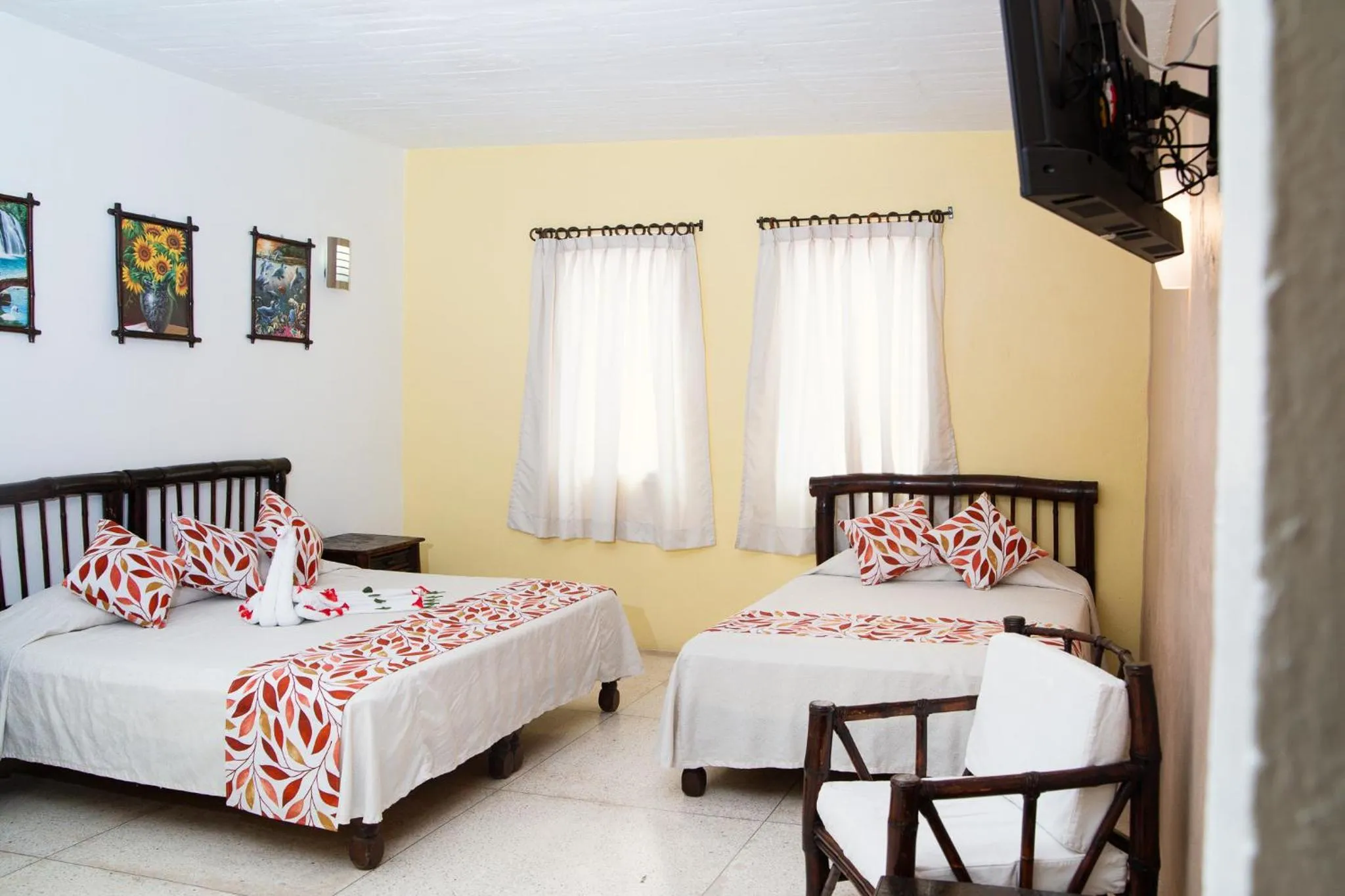 Photo of the whole room, Bed in Hotel Zihua Caracol