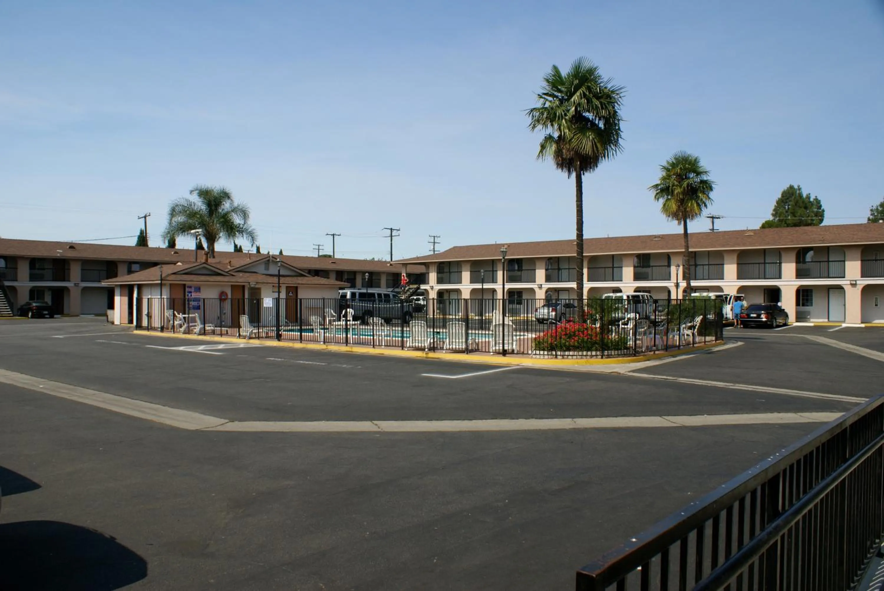 Area and facilities in Colony Inn