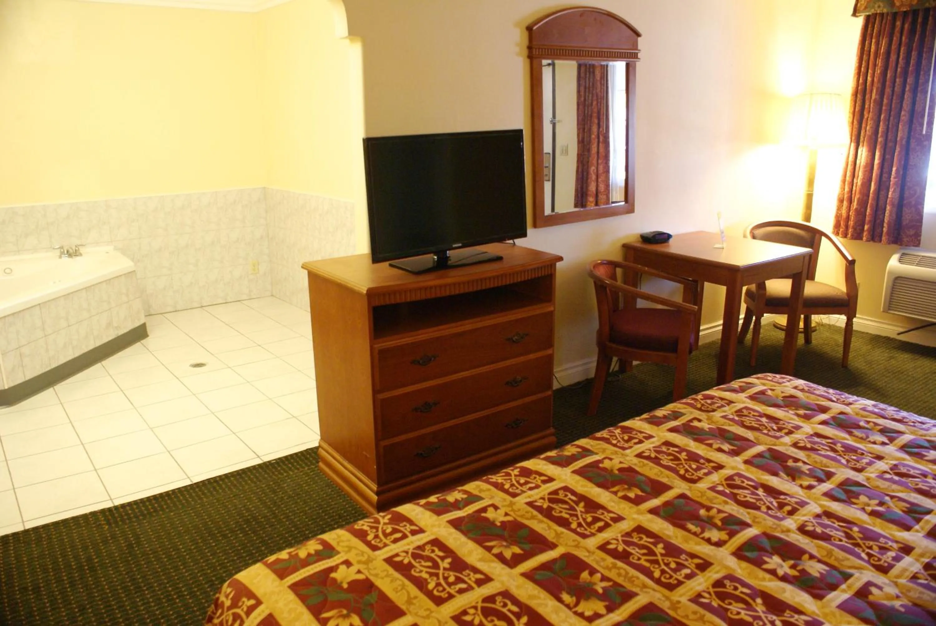 Bedroom, Bed in Colony Inn