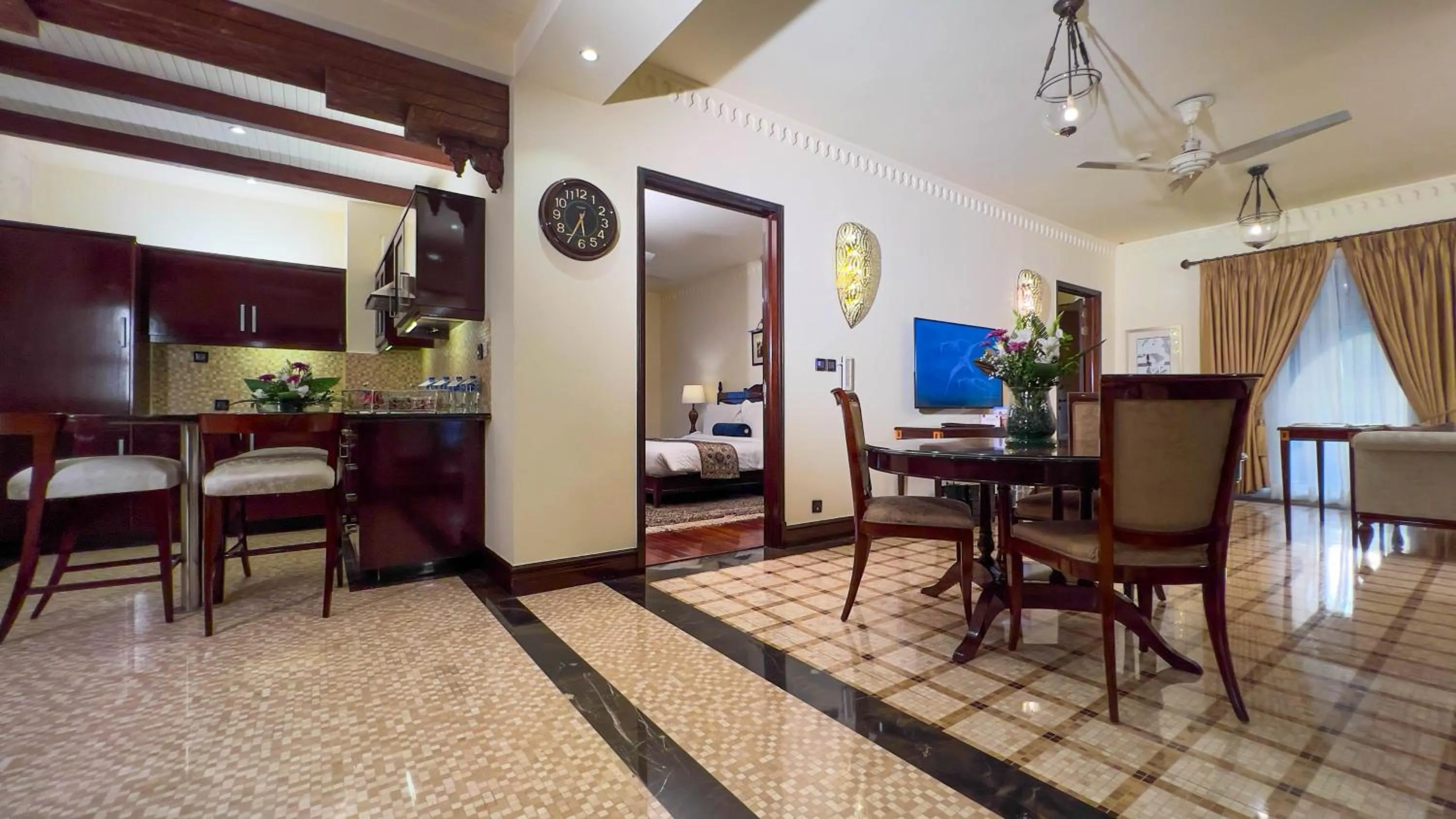 TV and multimedia in Heritage Luxury Suites All Suite Hotel