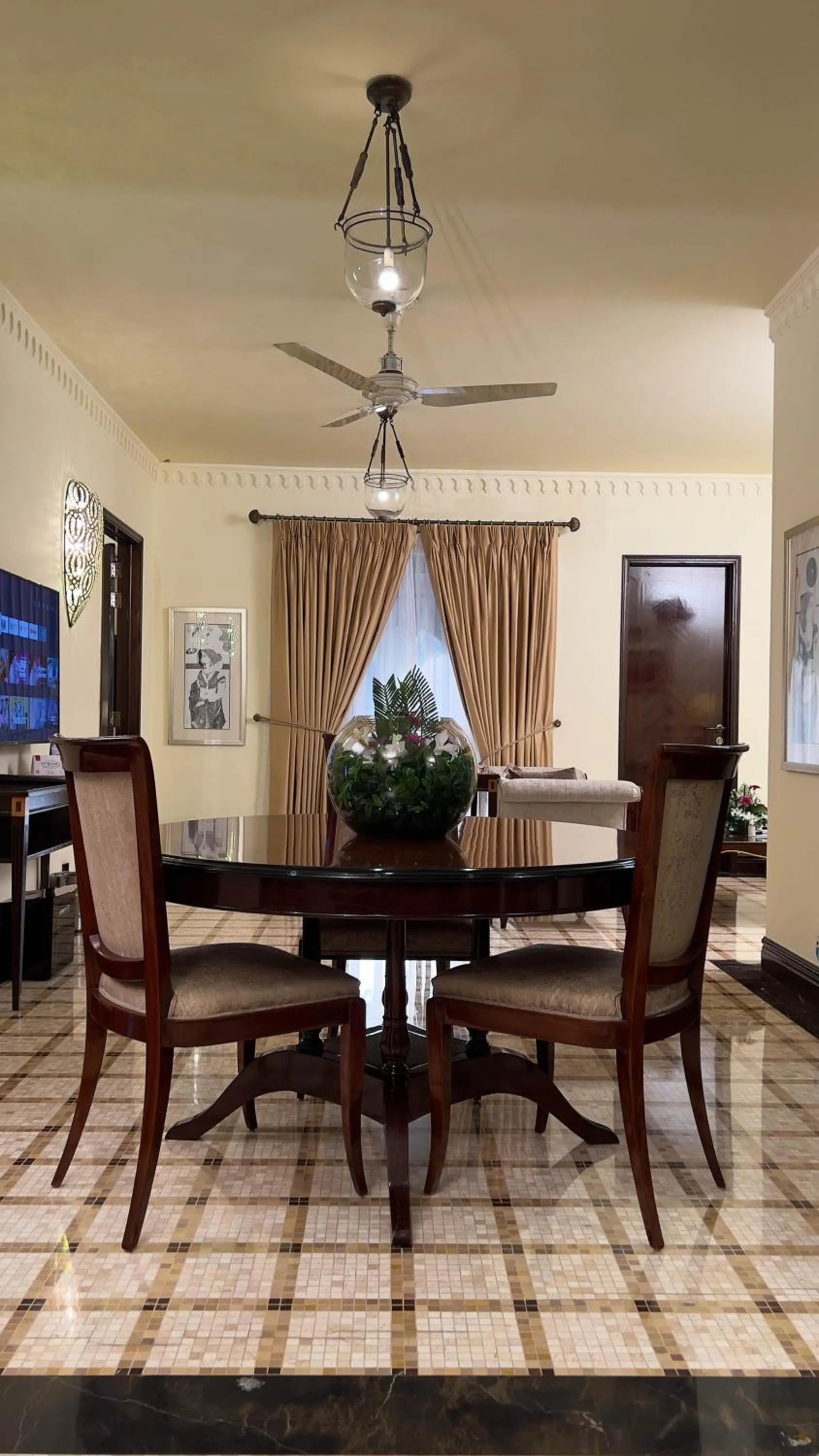 TV and multimedia in Heritage Luxury Suites All Suite Hotel