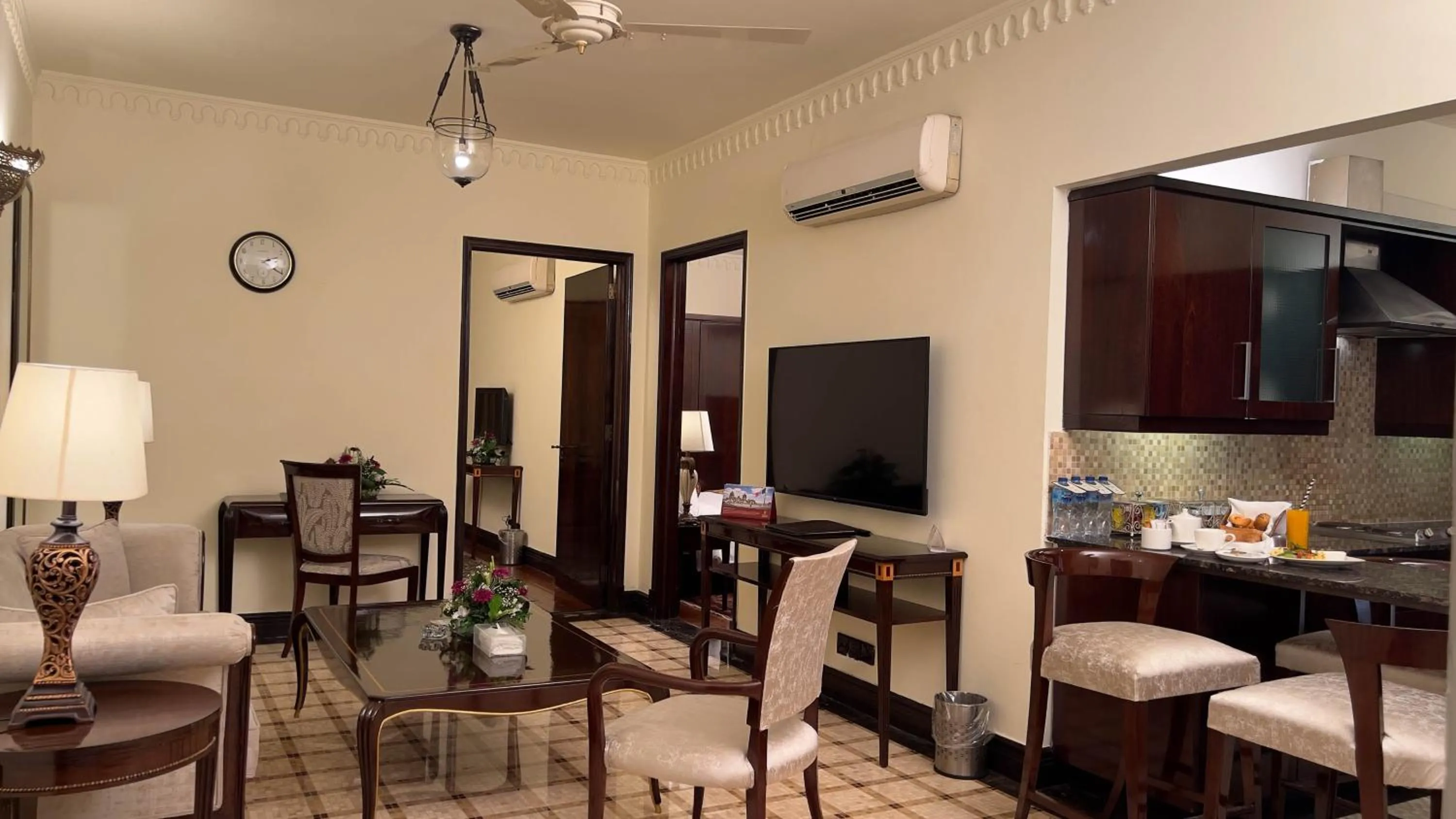 Communal lounge/ TV room in Heritage Luxury Suites All Suite Hotel