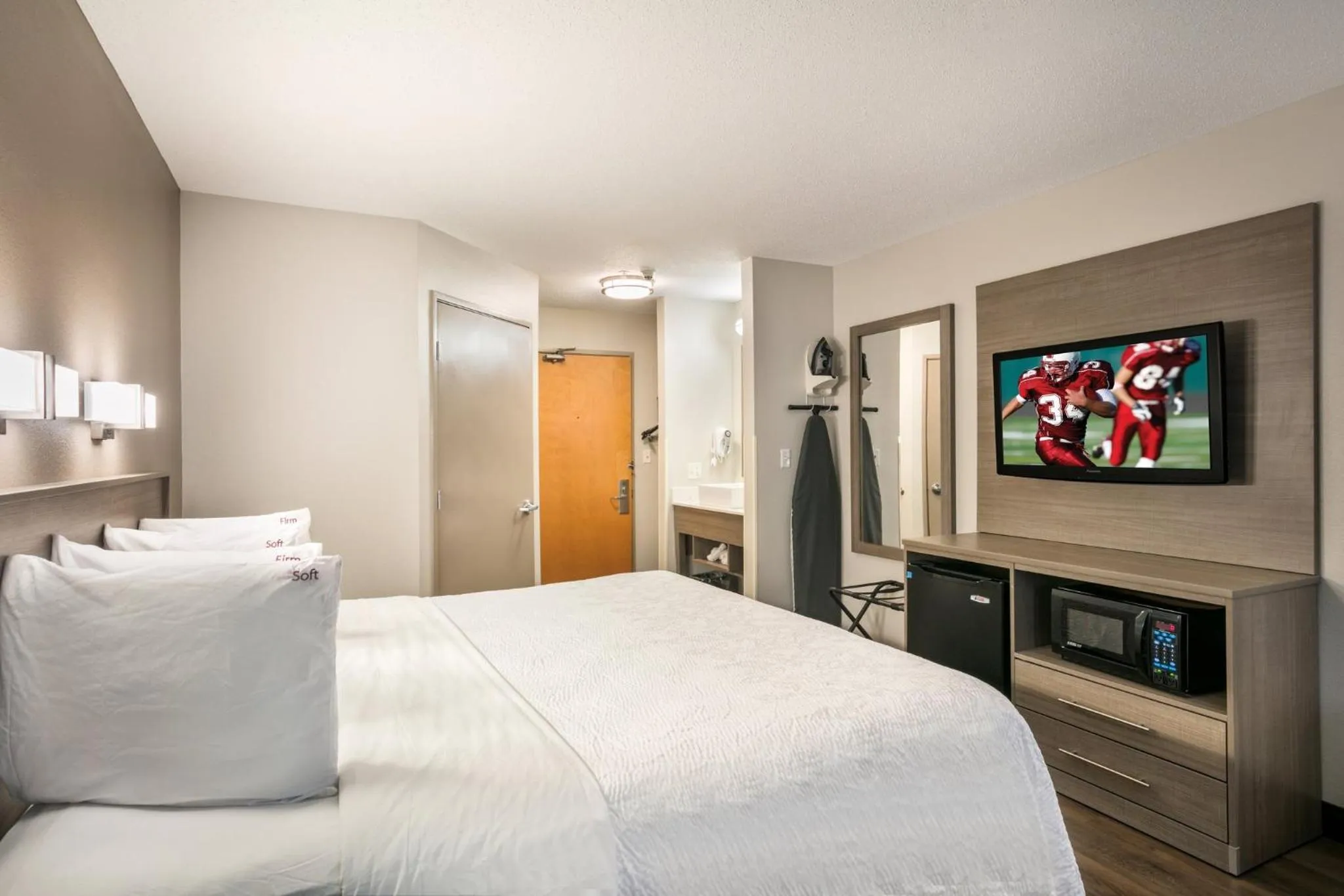 Bedroom, Bed in Red Roof Inn PLUS+ Boston - Logan