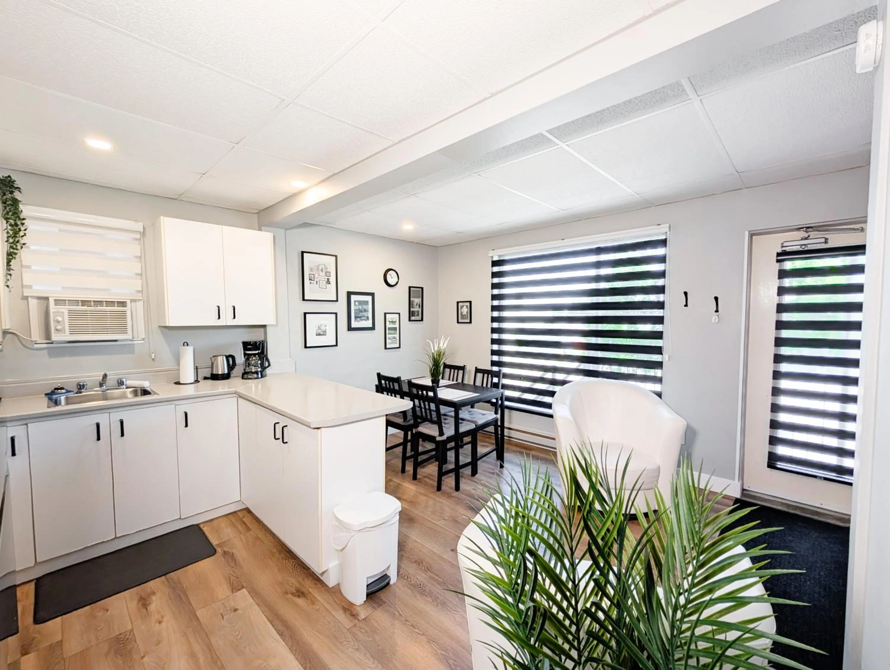 Kitchen or kitchenette in Hébergement Harvey