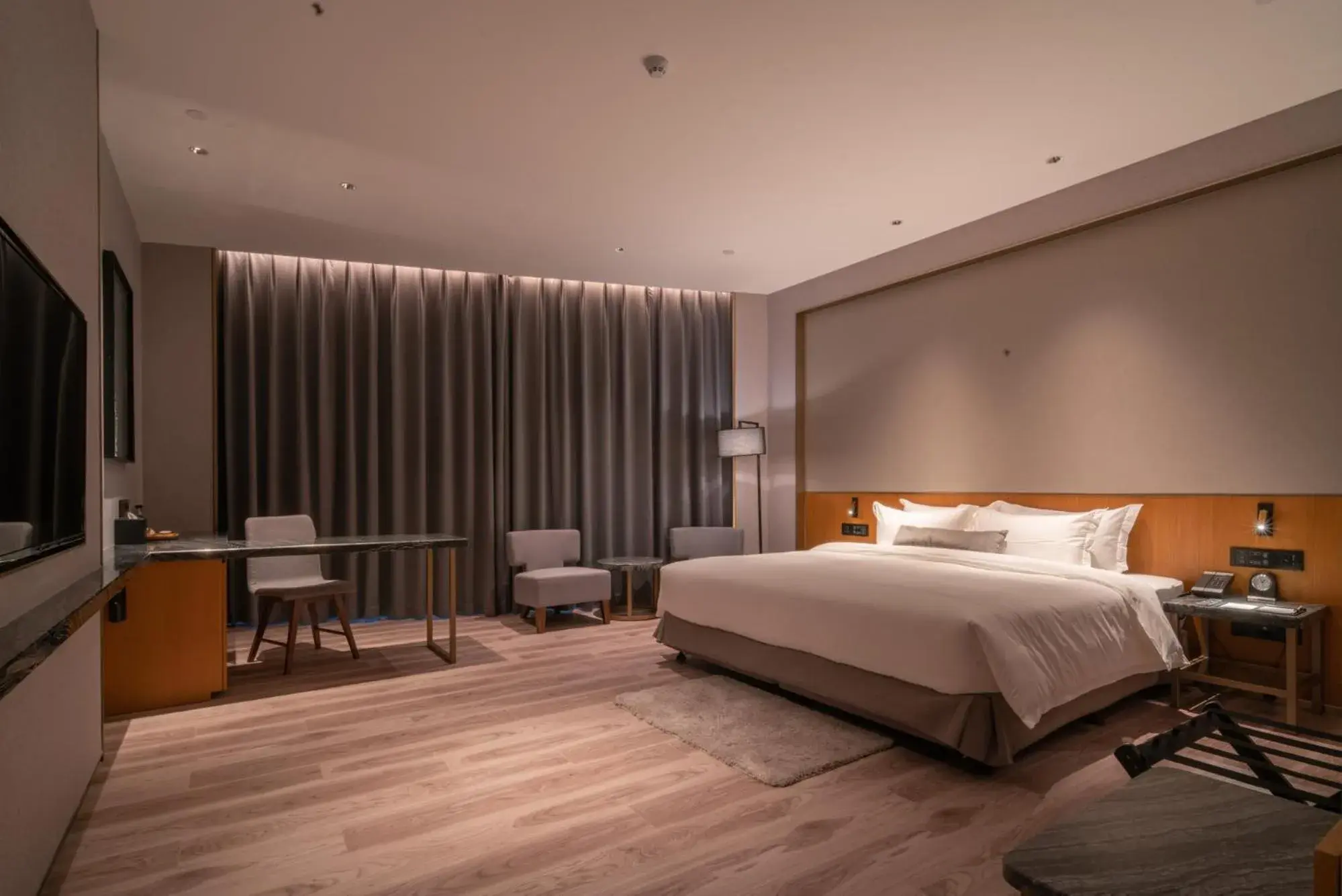 Deluxe Queen Room in The Luzerne Hotel Deluxe Queen Room in The Luzerne Hotel