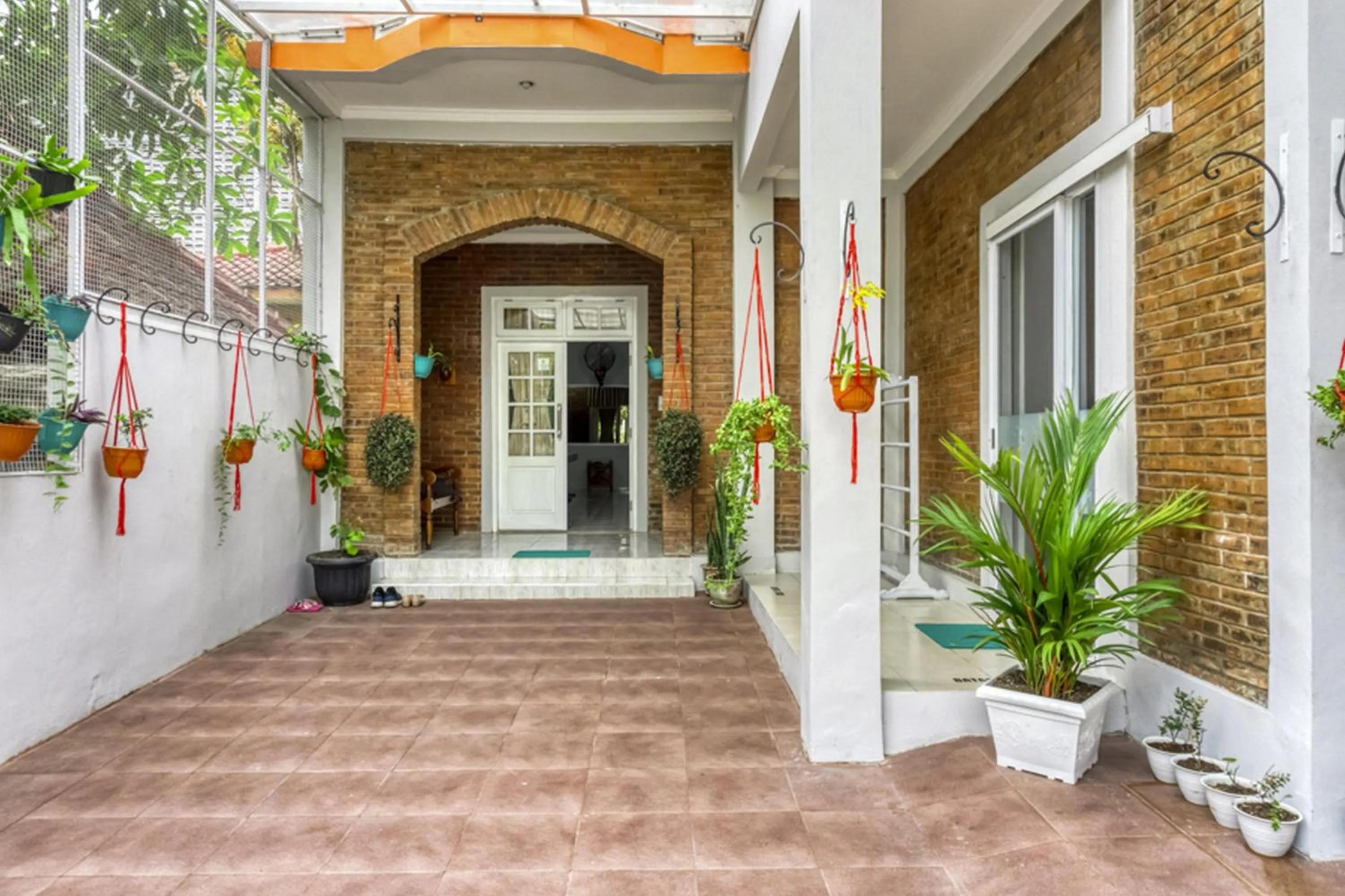 Facade/entrance in RedDoorz near Sindu Kusuma Edupark 2