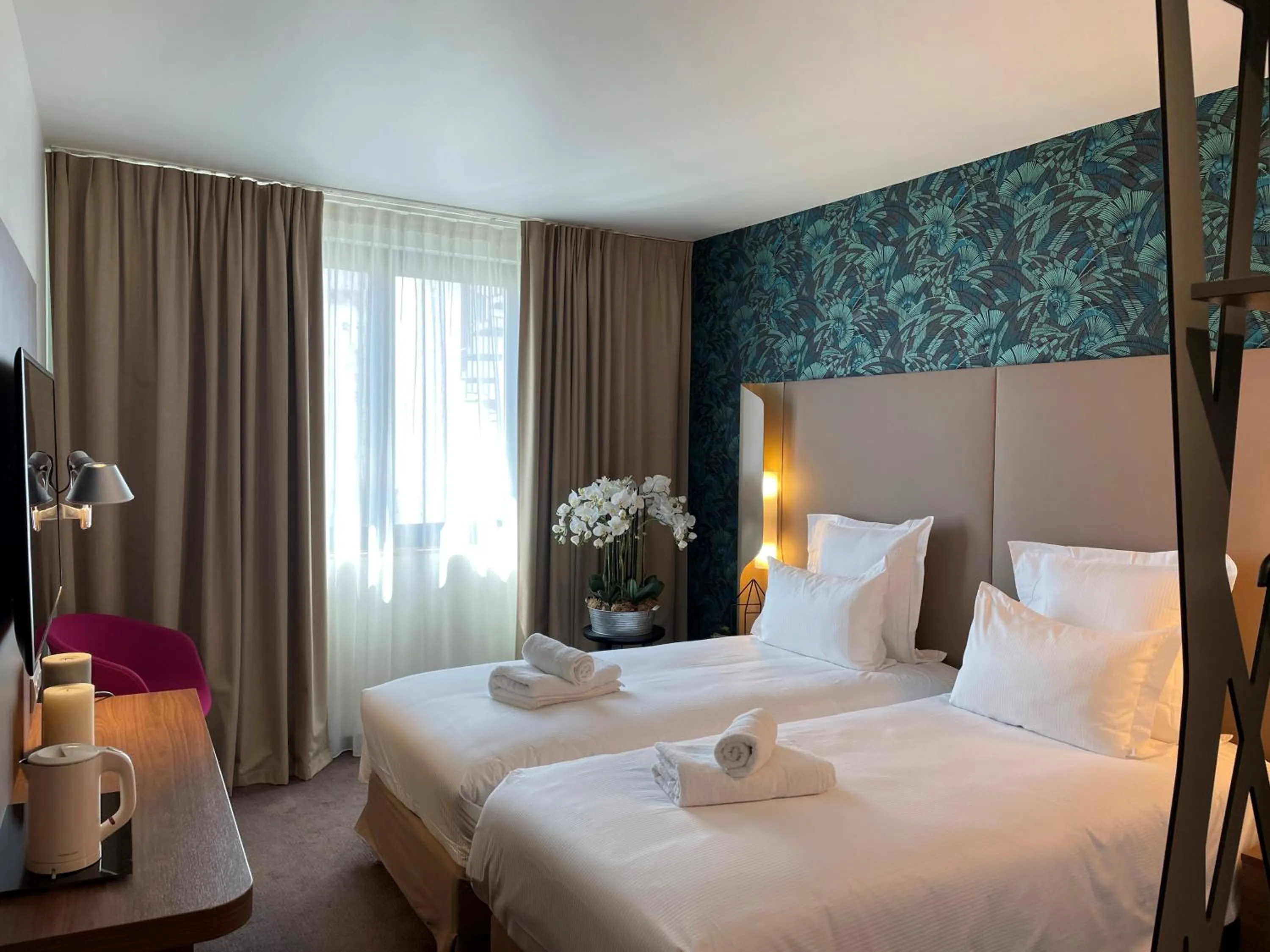 Photo of the whole room, Bed in Dali Hôtel Perpignan - Restaurant