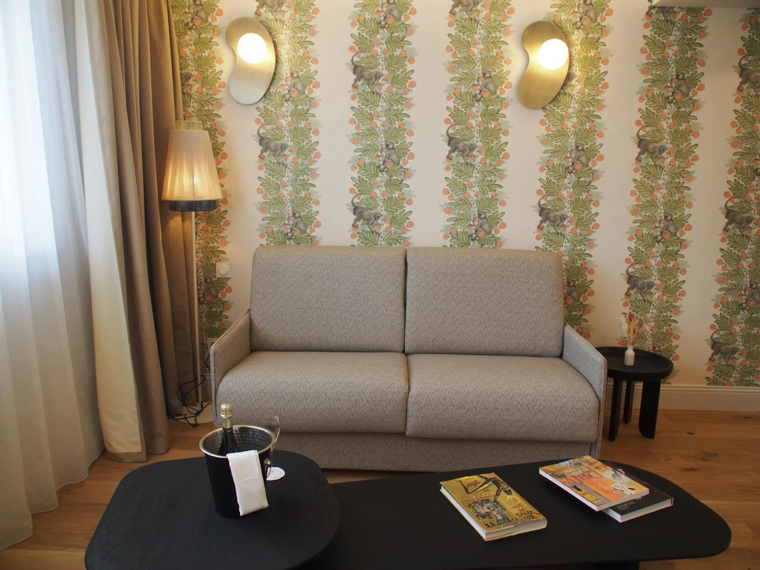 Living room in Dali Hôtel Perpignan - Restaurant