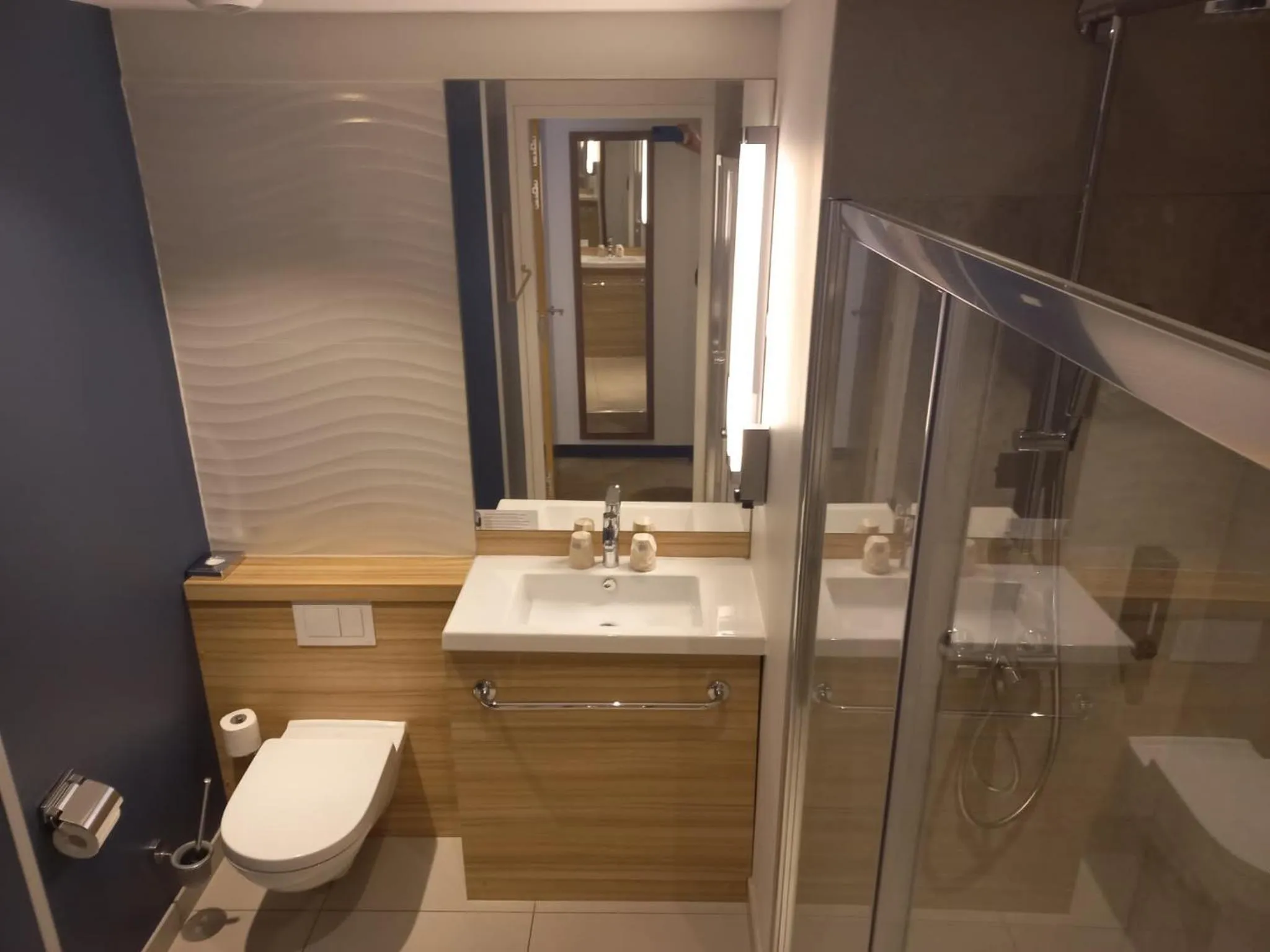 Bathroom in Dali Hôtel Perpignan - Restaurant