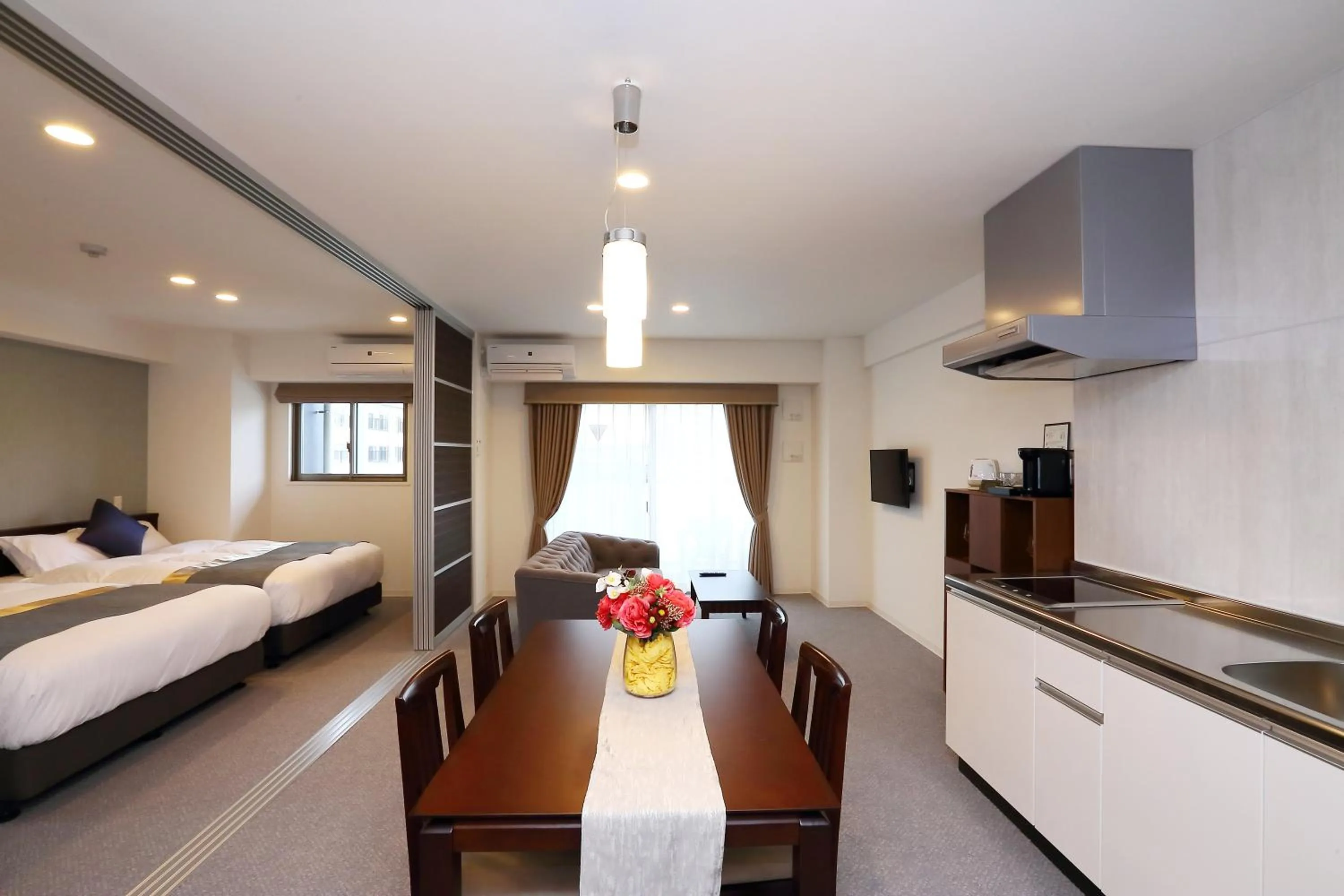 Dining area, Bed in Marina Sunrise Osaka Bay